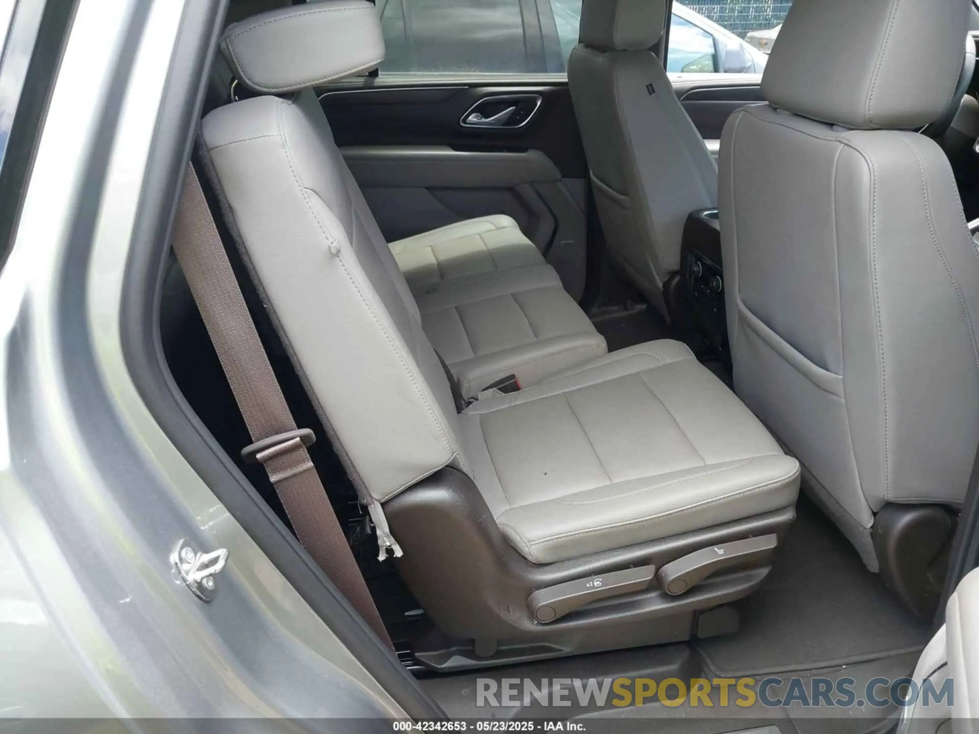 8 Фотография поврежденного автомобиля 1GNSKNKD2RR180324 CHEVROLET TAHOE 2024