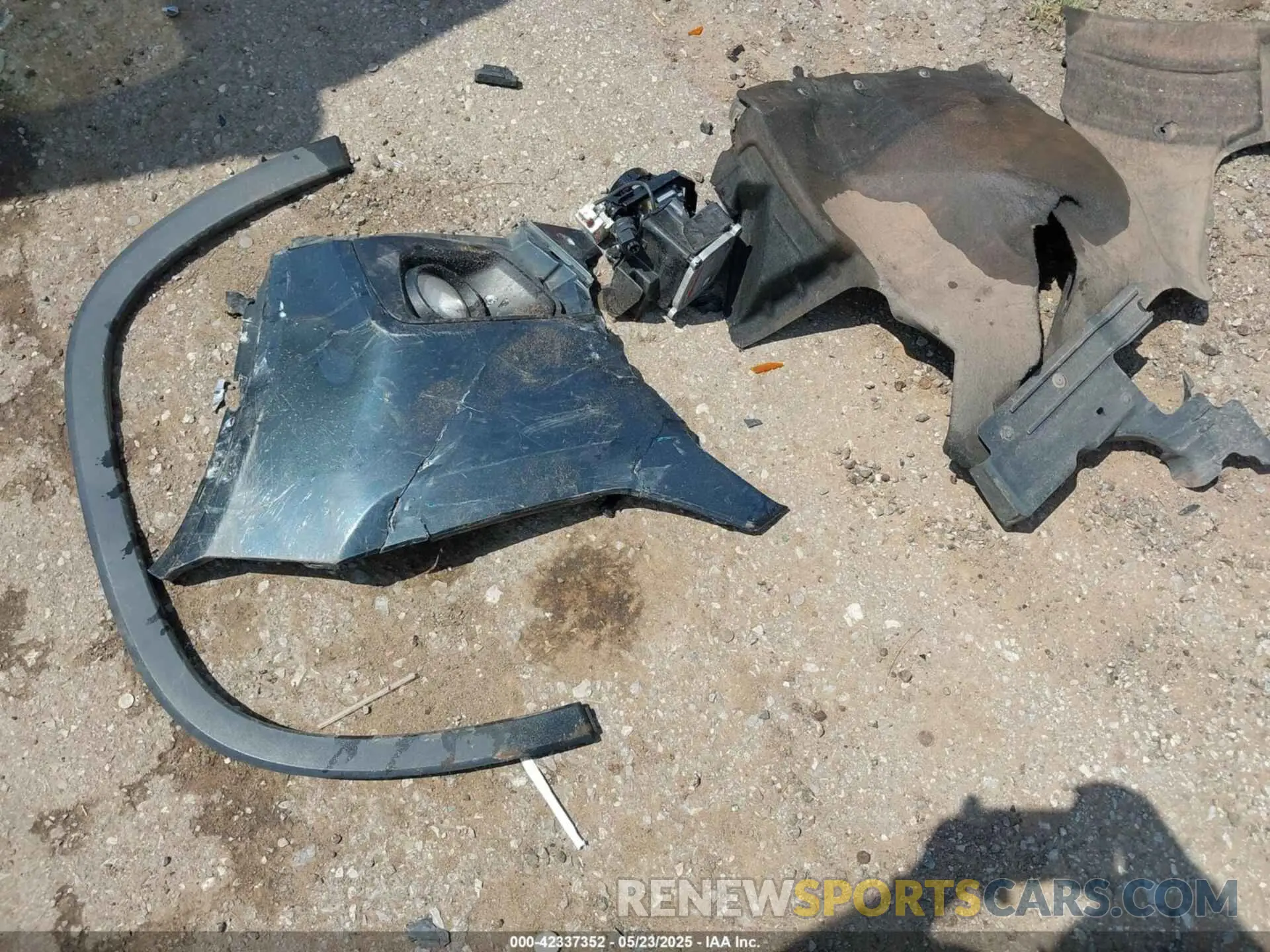 12 Photograph of a damaged car 1GNERGKW1KJ187369 CHEVROLET TRAVERSE 2019