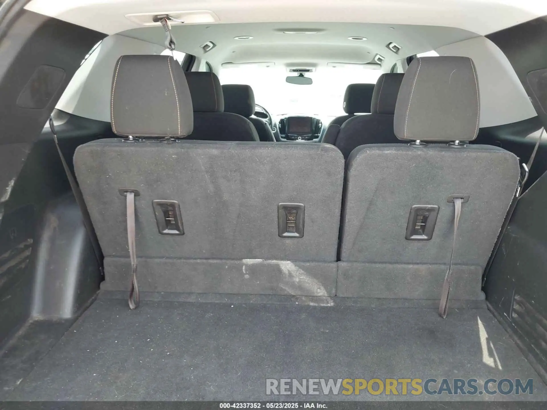18 Photograph of a damaged car 1GNERGKW1KJ187369 CHEVROLET TRAVERSE 2019