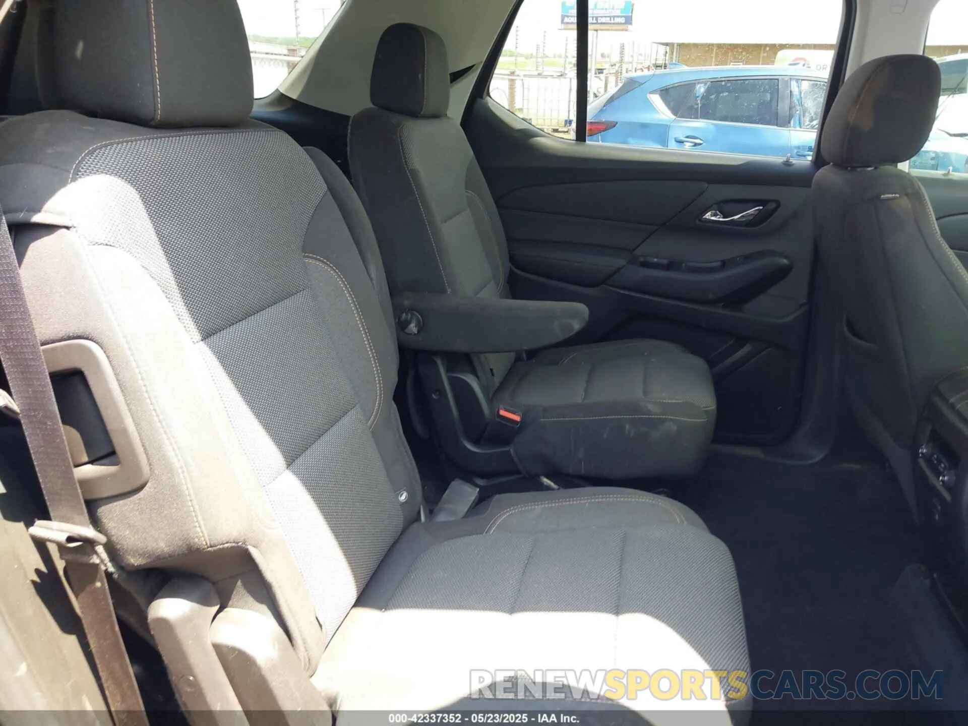 8 Photograph of a damaged car 1GNERGKW1KJ187369 CHEVROLET TRAVERSE 2019