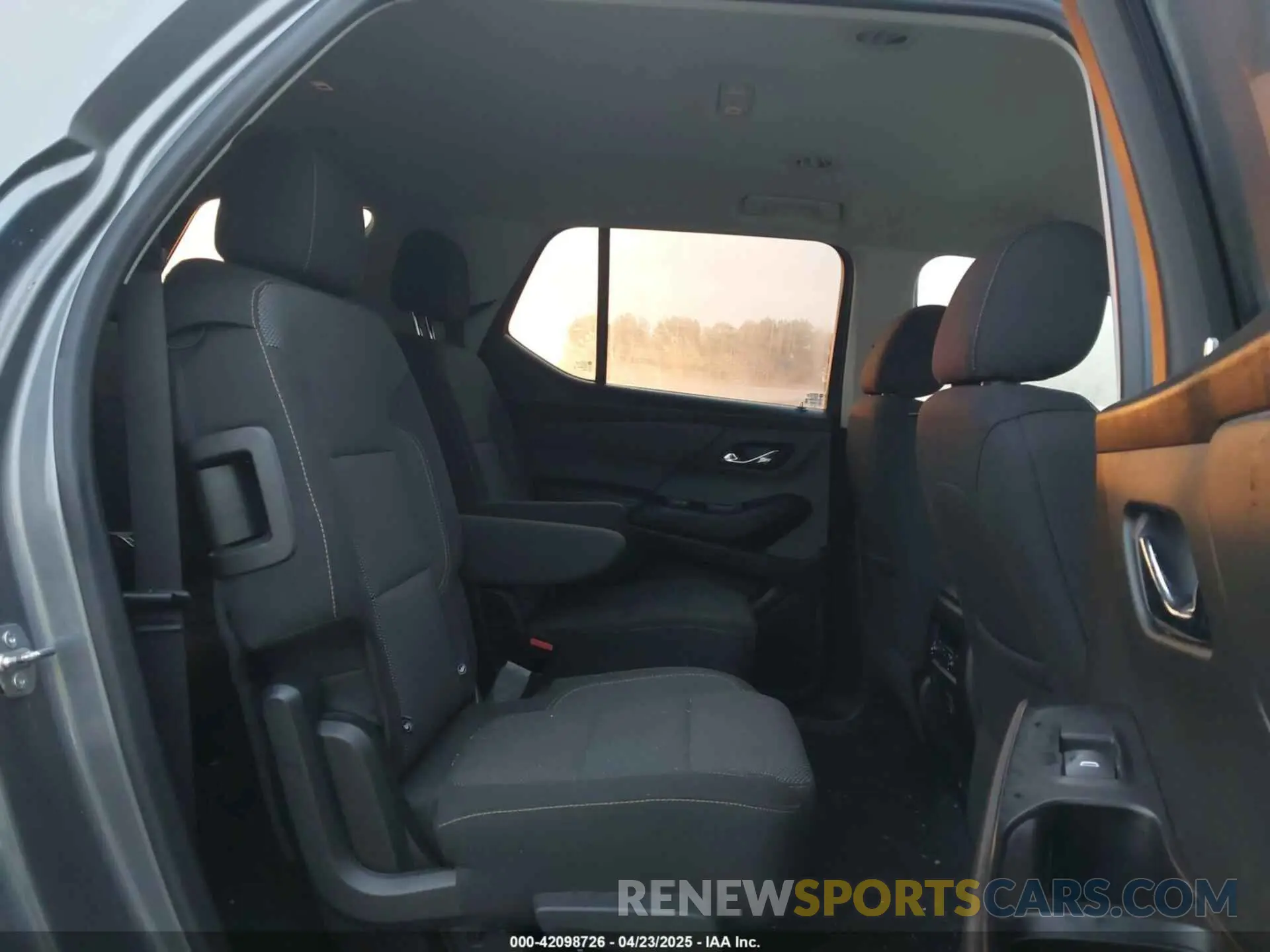 8 Фотография поврежденного автомобиля 1GNERGKW2KJ272317 CHEVROLET TRAVERSE 2019