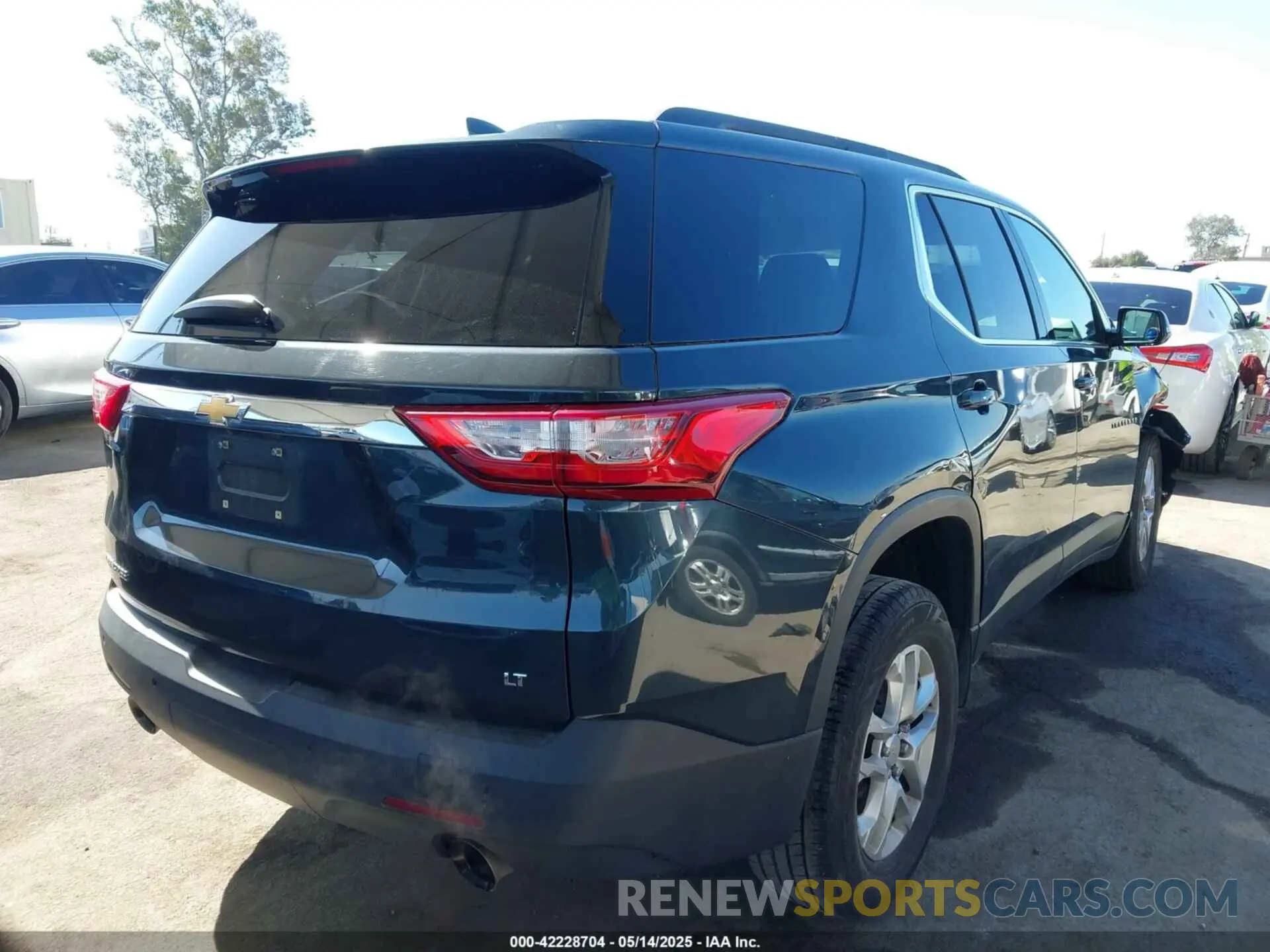 4 Photograph of a damaged car 1GNERGKW3KJ320262 CHEVROLET TRAVERSE 2019