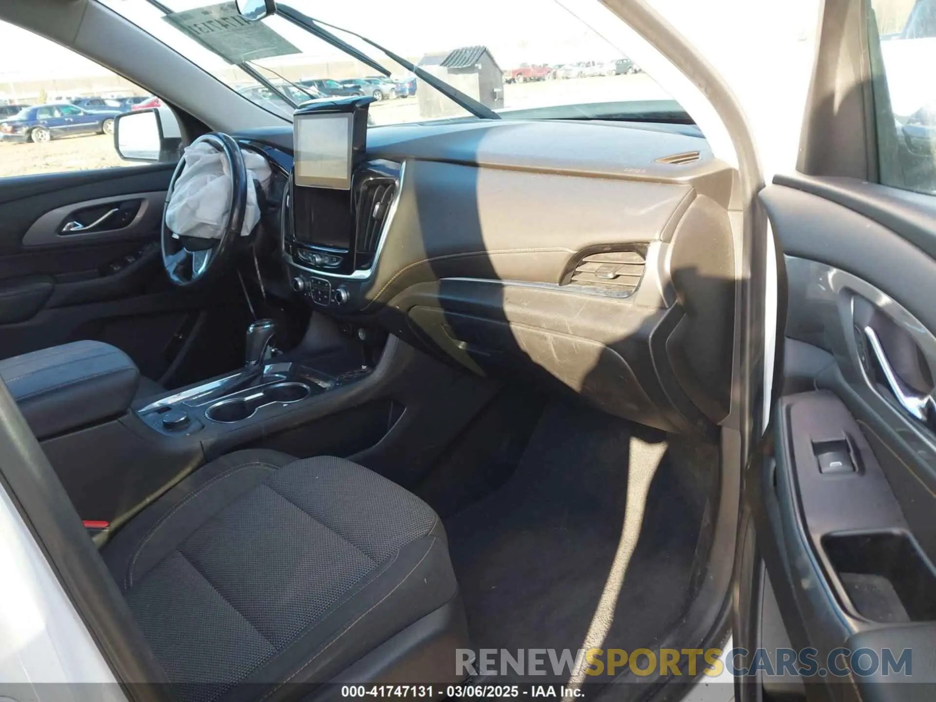 5 Photograph of a damaged car 1GNERGKW7KJ238096 CHEVROLET TRAVERSE 2019