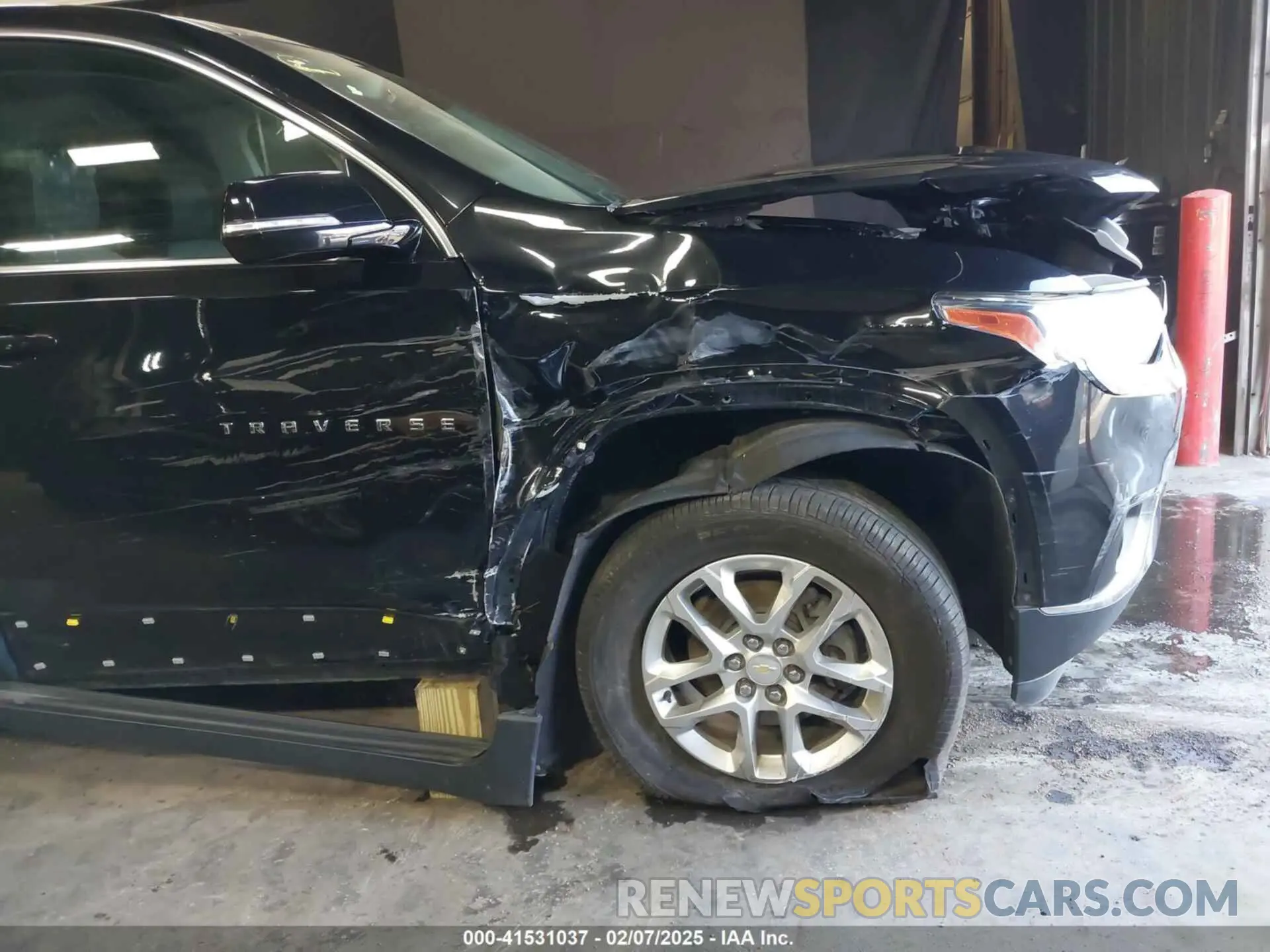 18 Photograph of a damaged car 1GNERGKW7KJ255903 CHEVROLET TRAVERSE 2019
