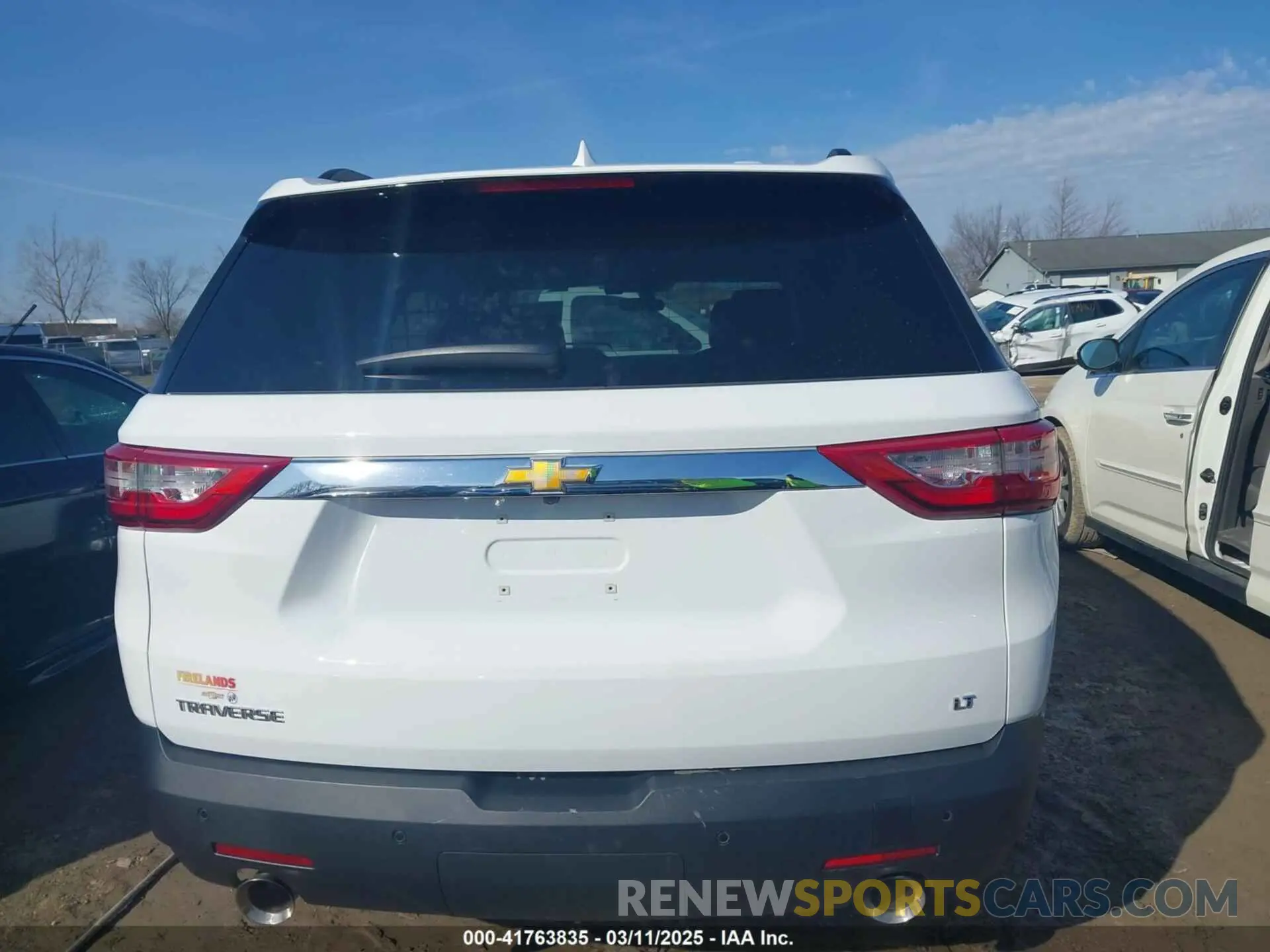17 Photograph of a damaged car 1GNERGKW7KJ318482 CHEVROLET TRAVERSE 2019