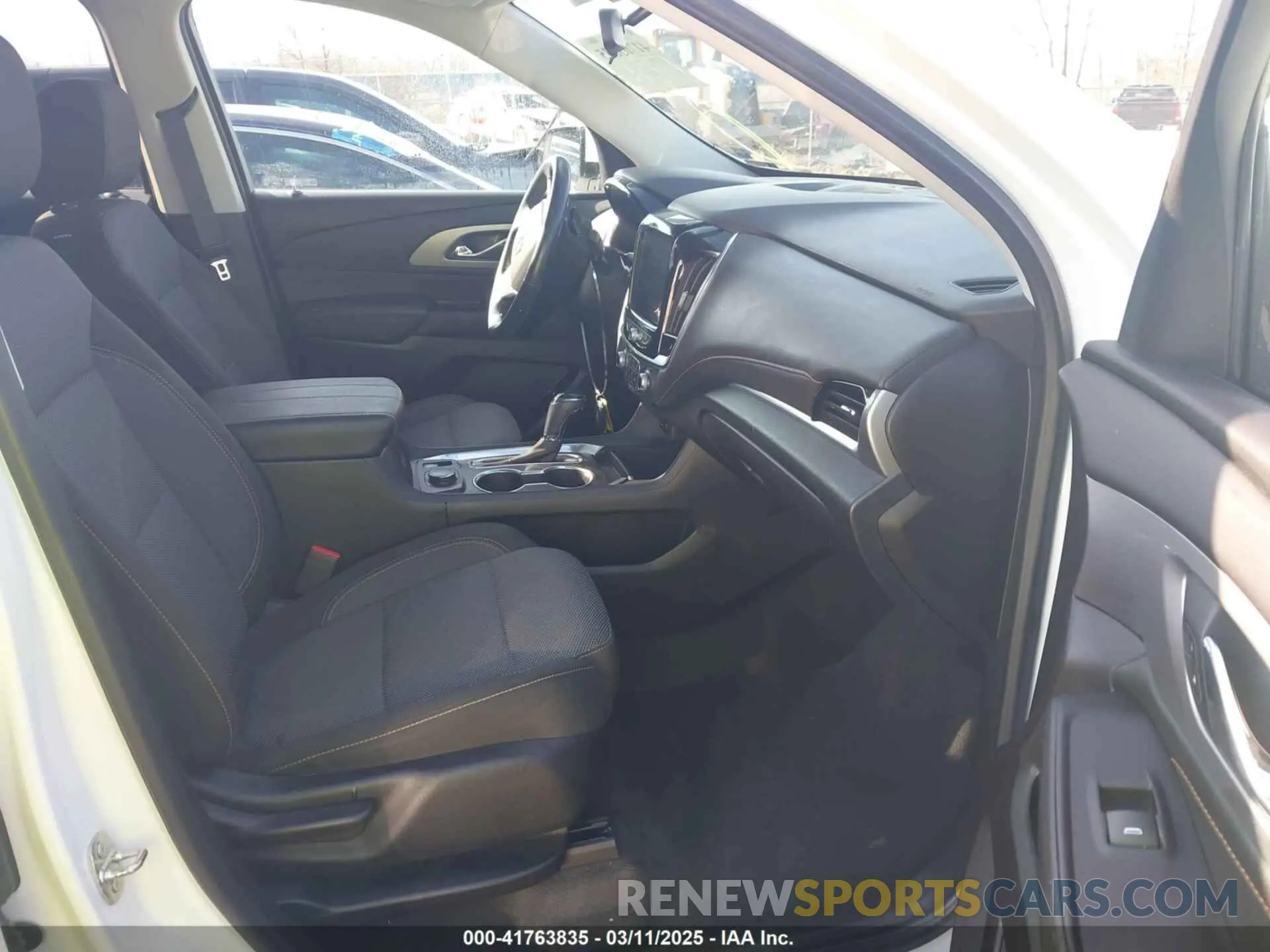 5 Photograph of a damaged car 1GNERGKW7KJ318482 CHEVROLET TRAVERSE 2019