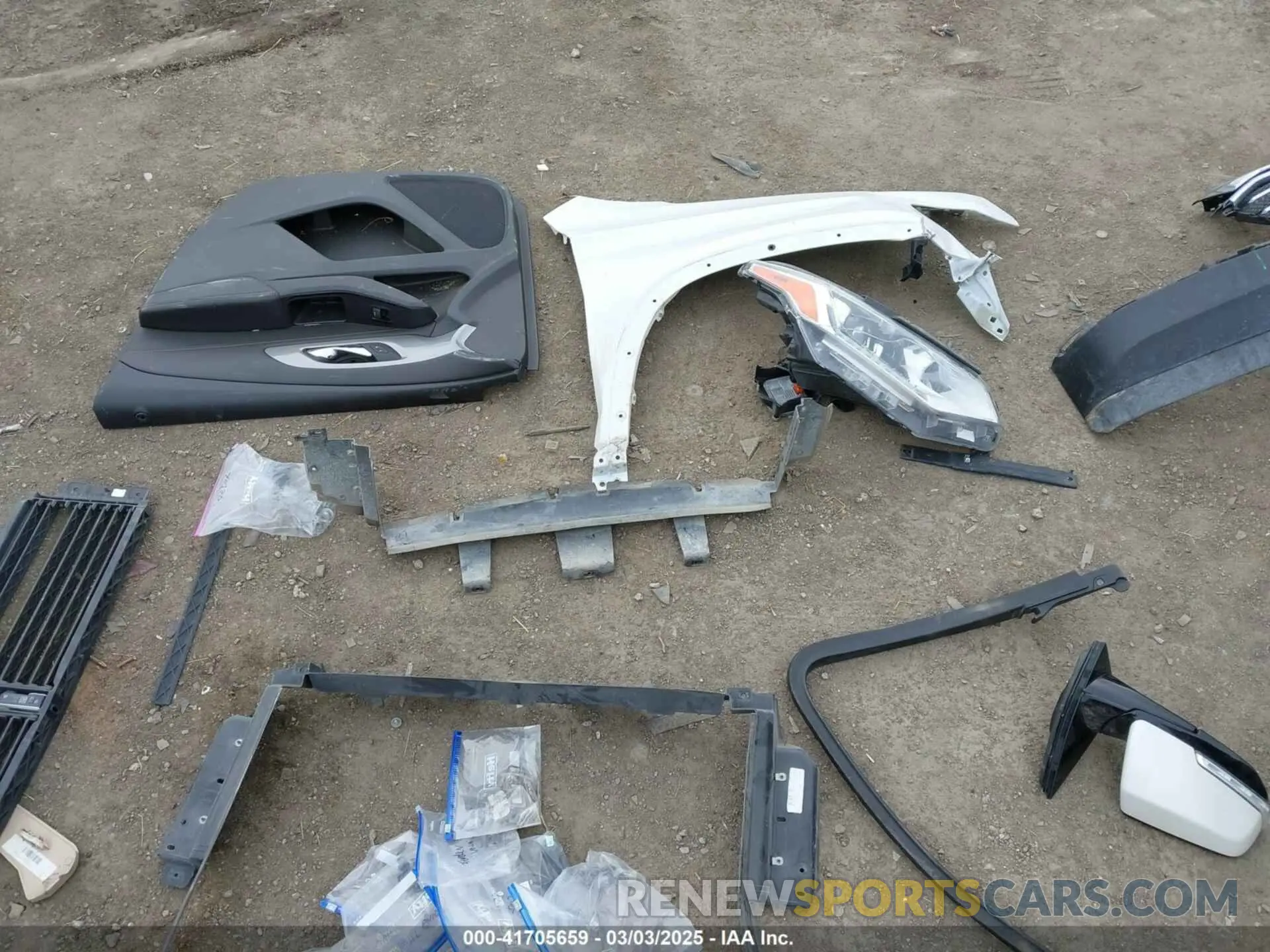 18 Photograph of a damaged car 1GNERGKW8KJ106481 CHEVROLET TRAVERSE 2019