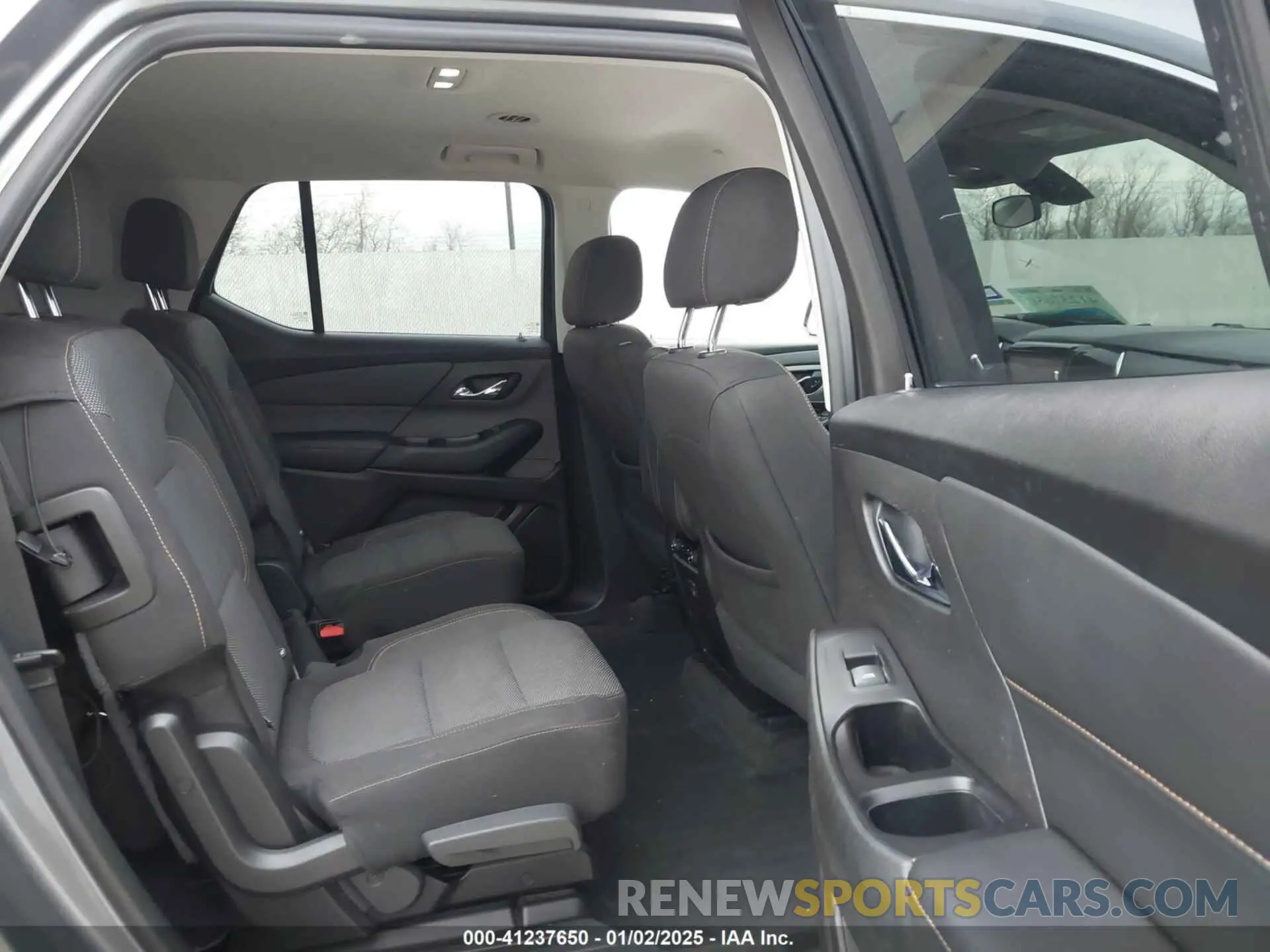 8 Photograph of a damaged car 1GNERGKW8KJ137455 CHEVROLET TRAVERSE 2019