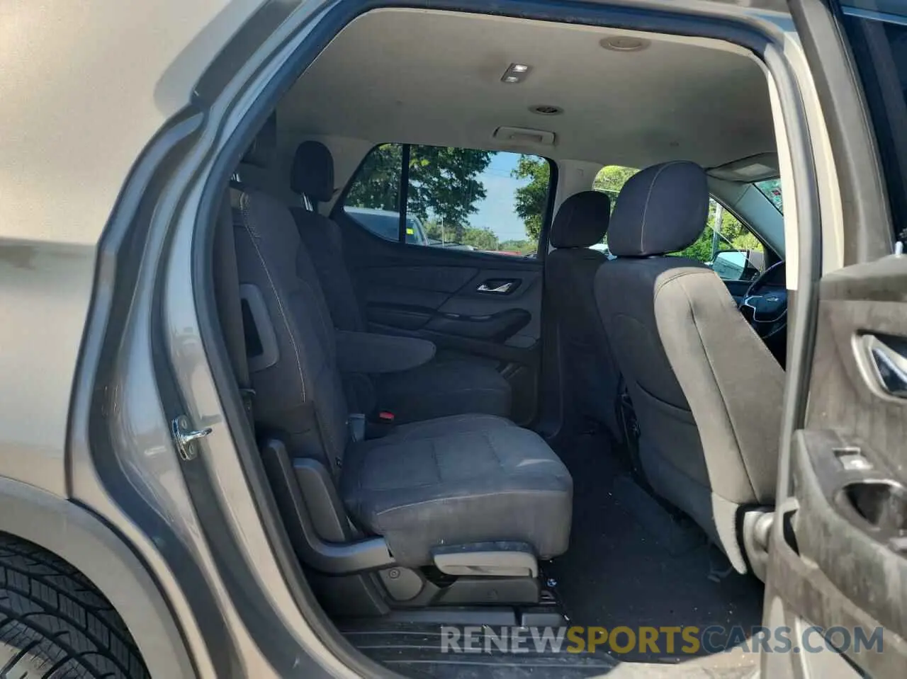 6 Photograph of a damaged car 1GNERGKW9KJ105548 CHEVROLET TRAVERSE 2019