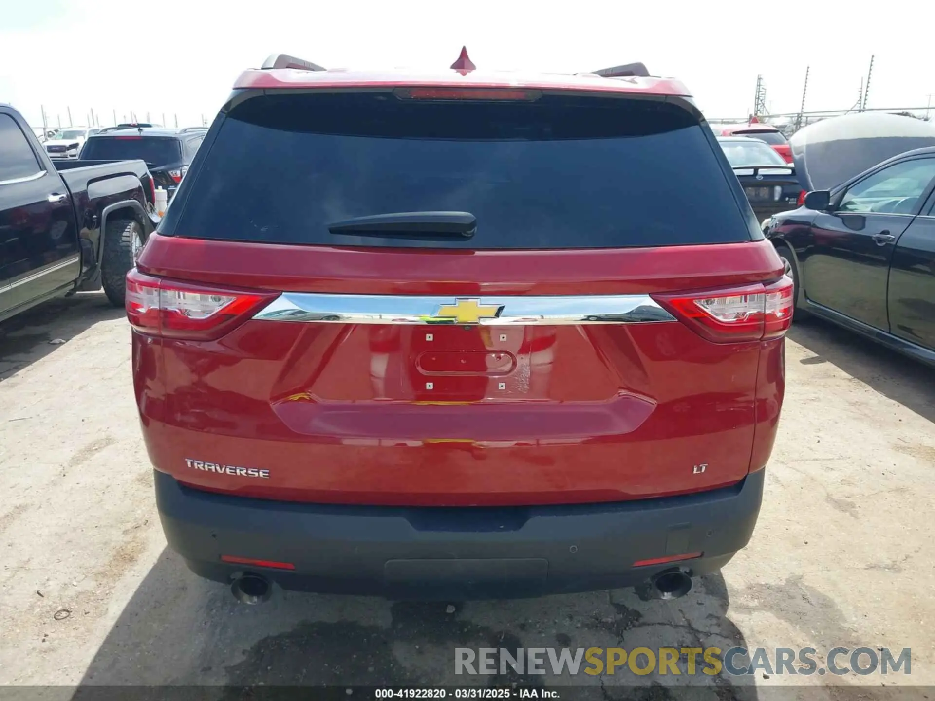 15 Photograph of a damaged car 1GNERGKWXKJ256379 CHEVROLET TRAVERSE 2019