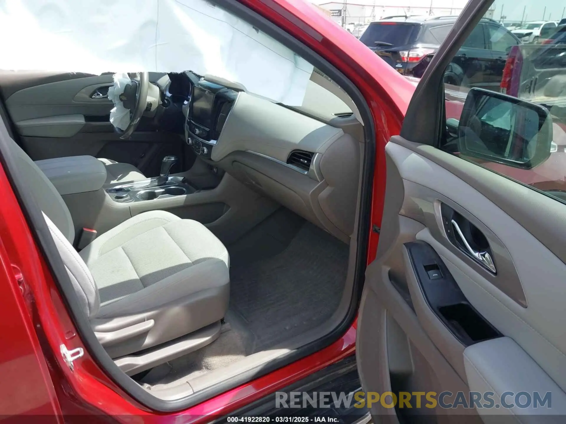 5 Photograph of a damaged car 1GNERGKWXKJ256379 CHEVROLET TRAVERSE 2019