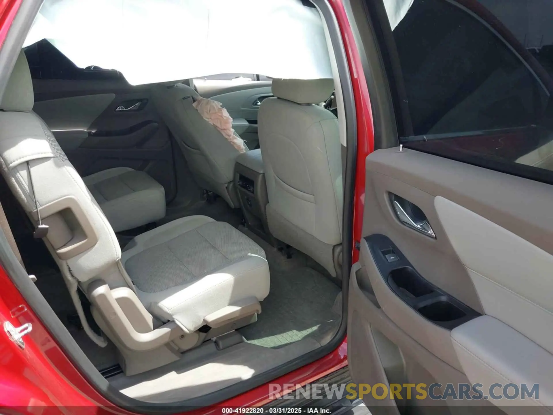 8 Photograph of a damaged car 1GNERGKWXKJ256379 CHEVROLET TRAVERSE 2019