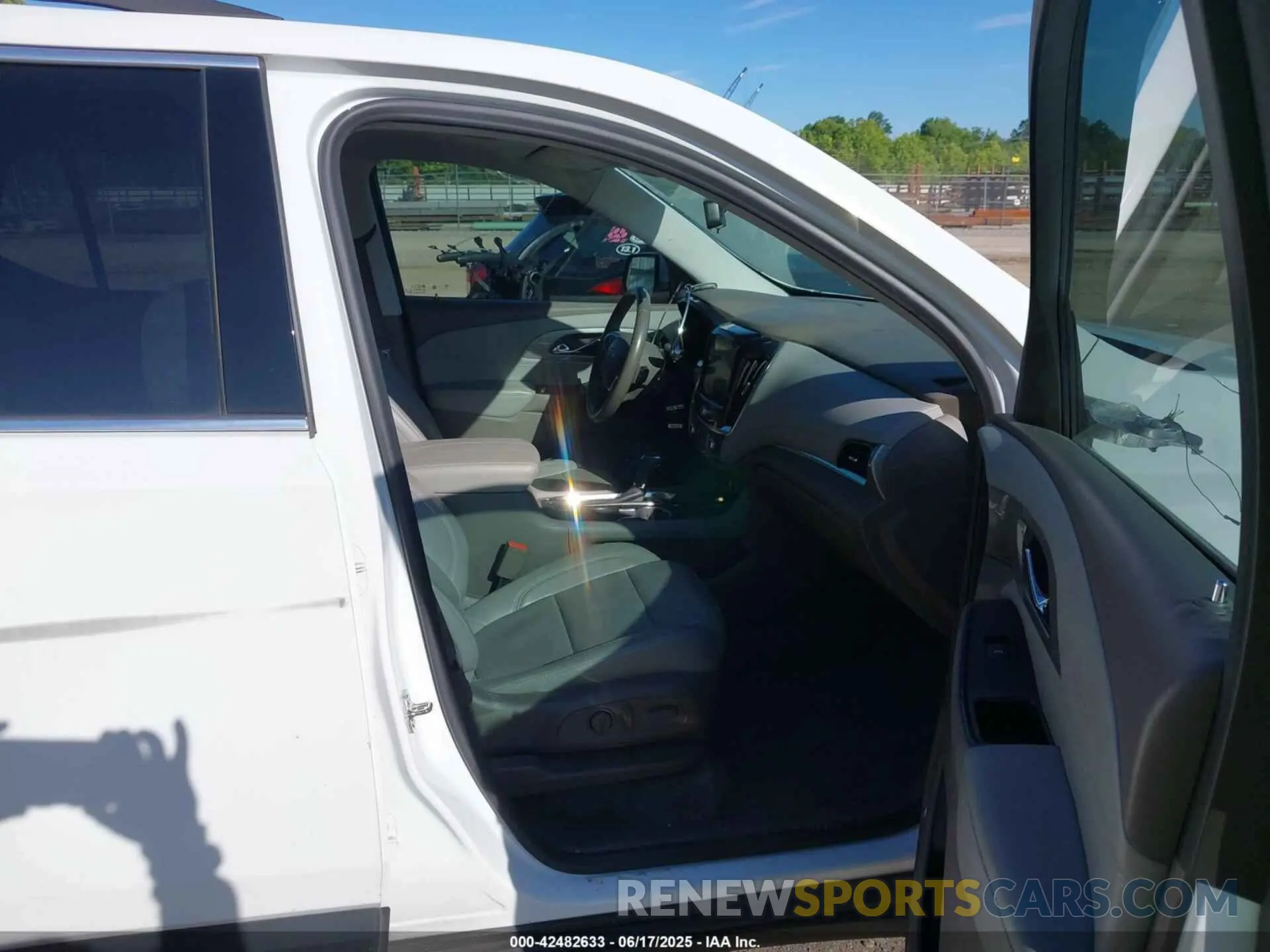 5 Photograph of a damaged car 1GNERHKW3KJ286426 CHEVROLET TRAVERSE 2019