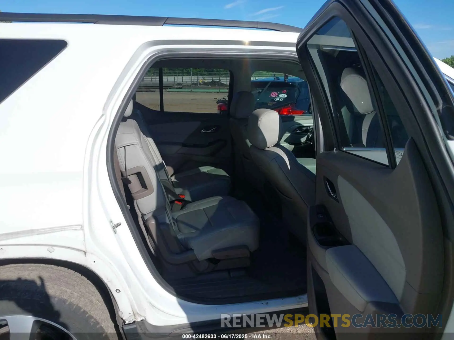 8 Photograph of a damaged car 1GNERHKW3KJ286426 CHEVROLET TRAVERSE 2019