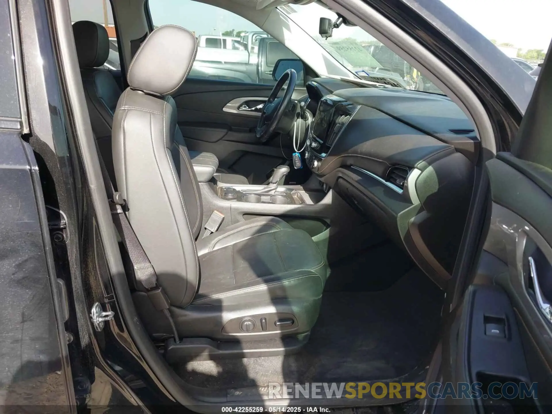 5 Photograph of a damaged car 1GNERJKX7KJ247578 CHEVROLET TRAVERSE 2019
