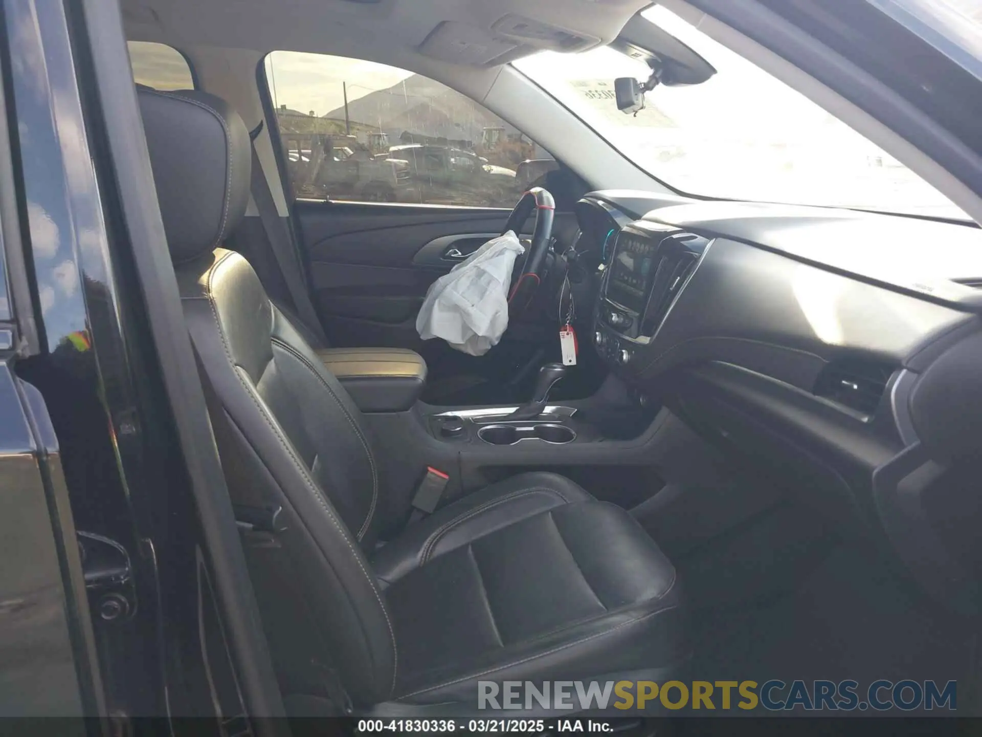5 Photograph of a damaged car 1GNERKKW2KJ243838 CHEVROLET TRAVERSE 2019