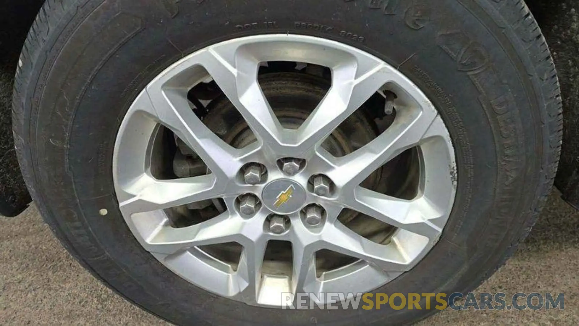 33 Photograph of a damaged car 1GNERMKW2KJ218773 CHEVROLET TRAVERSE 2019
