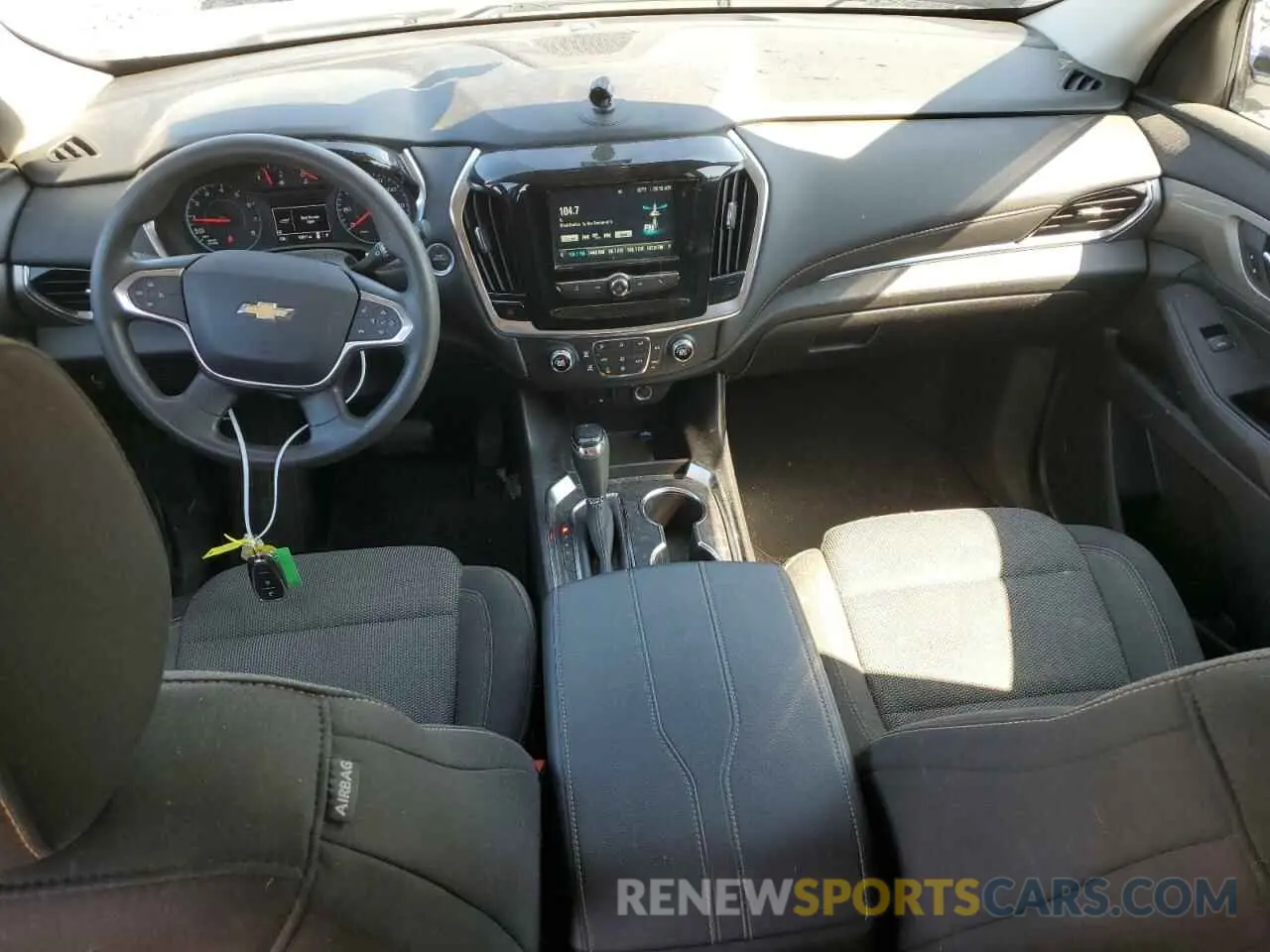 8 Photograph of a damaged car 1GNEVFKW2KJ185667 CHEVROLET TRAVERSE 2019