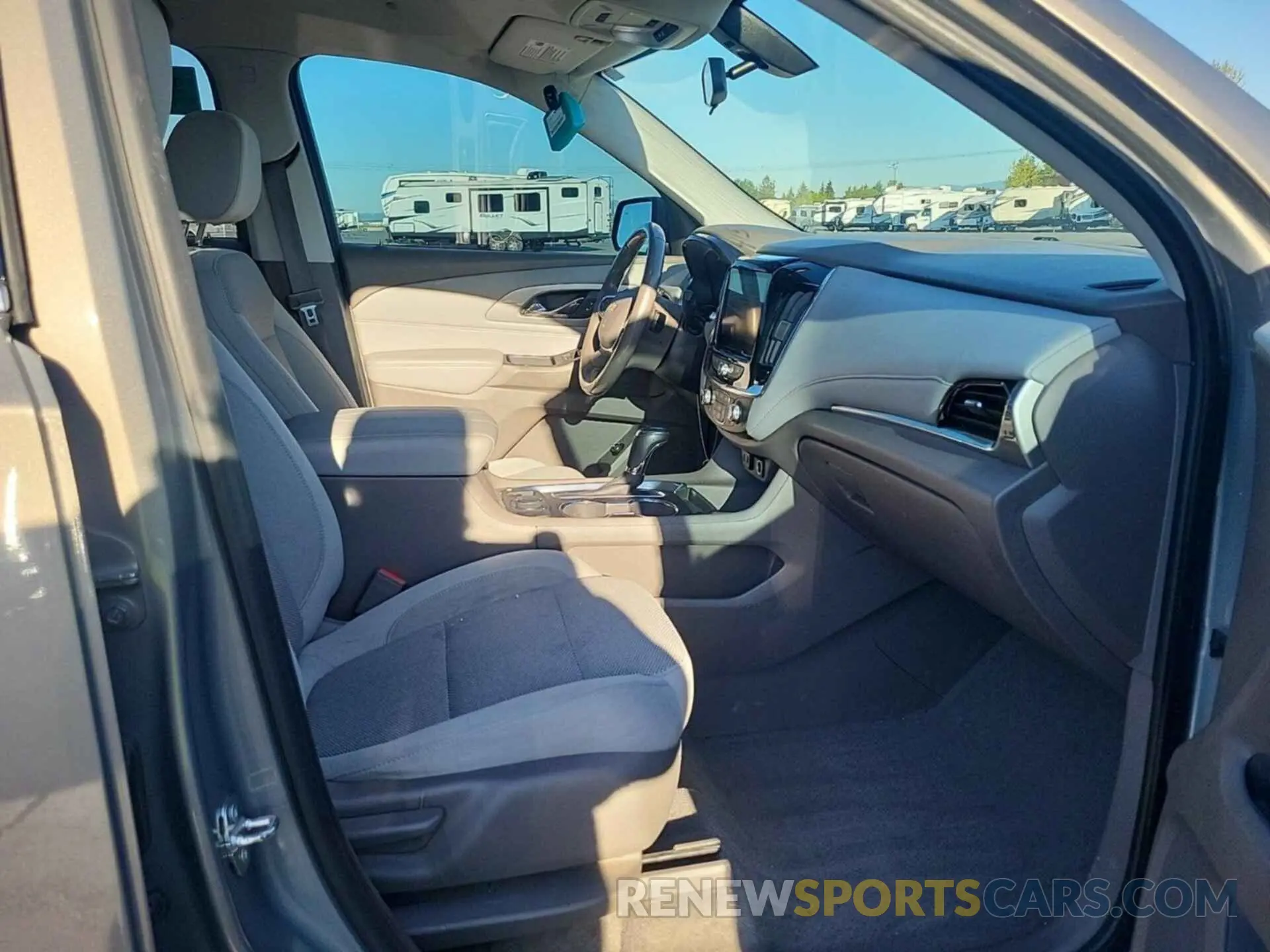 2 Photograph of a damaged car 1GNEVGKW1KJ239367 CHEVROLET TRAVERSE 2019