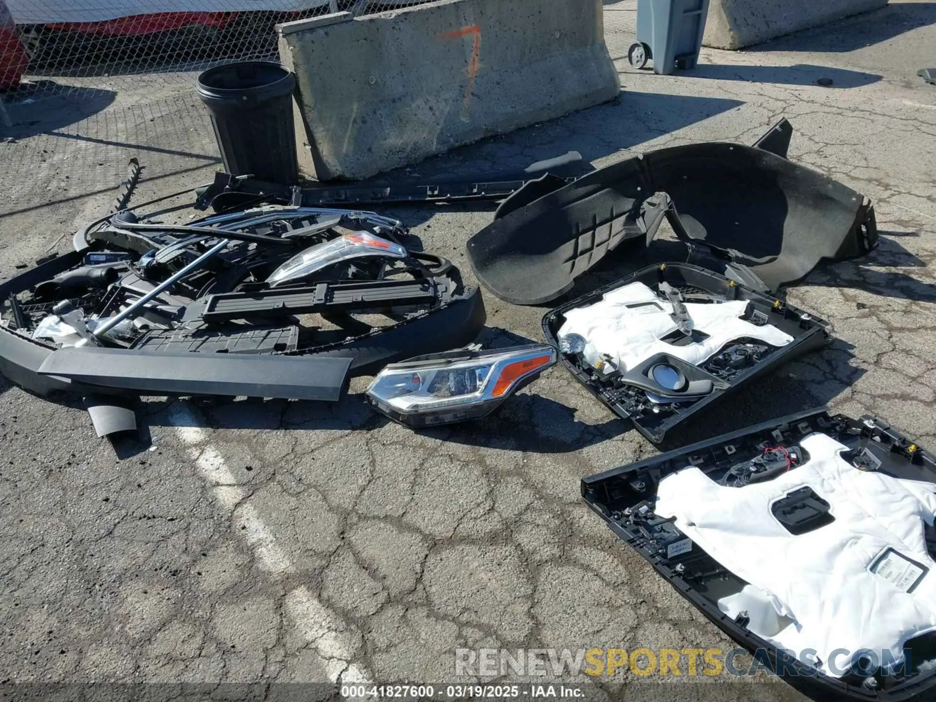 12 Photograph of a damaged car 1GNEVGKW2KJ124602 CHEVROLET TRAVERSE 2019