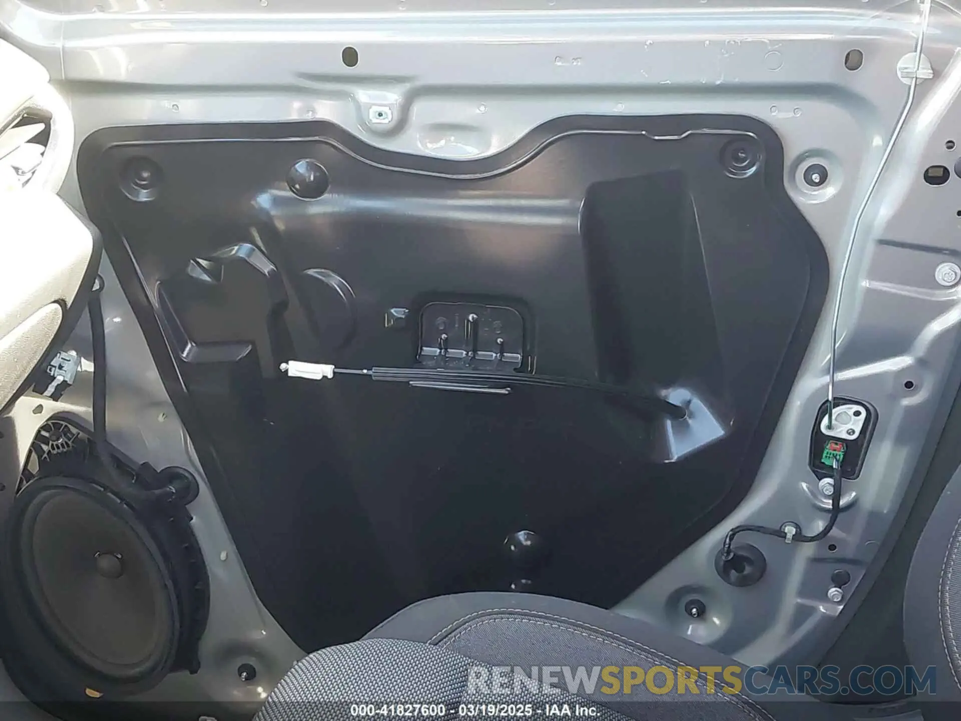 21 Photograph of a damaged car 1GNEVGKW2KJ124602 CHEVROLET TRAVERSE 2019