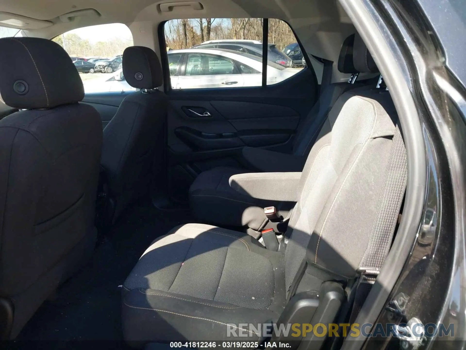 8 Photograph of a damaged car 1GNEVGKW3KJ100518 CHEVROLET TRAVERSE 2019