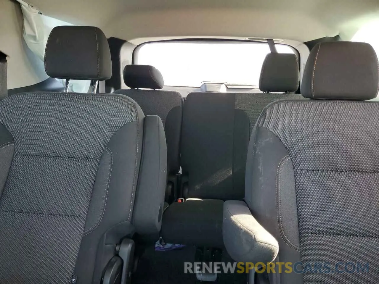 10 Photograph of a damaged car 1GNEVGKW3KJ159911 CHEVROLET TRAVERSE 2019