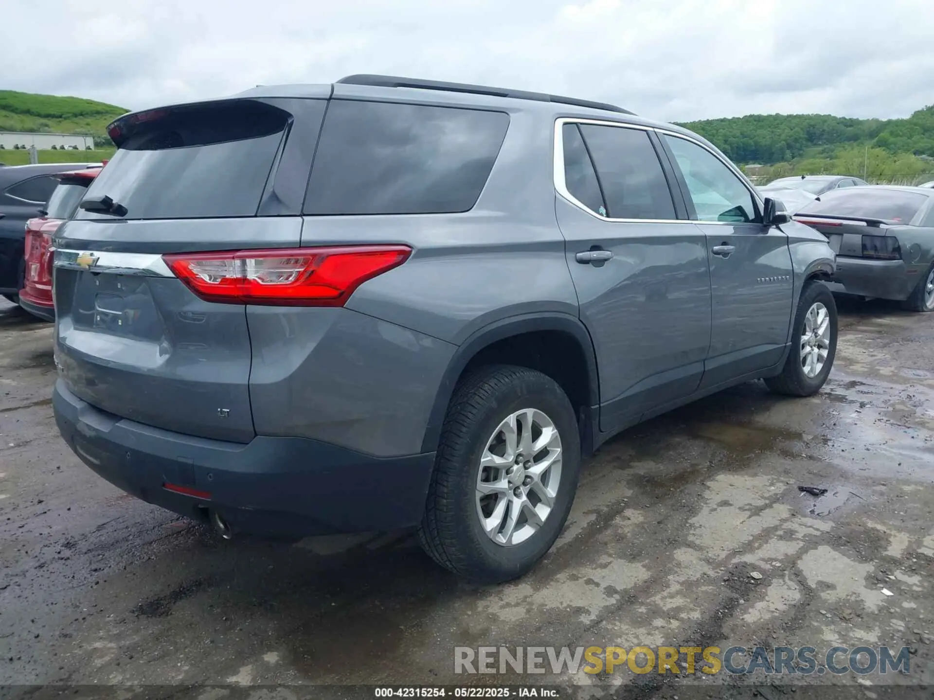 4 Photograph of a damaged car 1GNEVGKW3KJ283130 CHEVROLET TRAVERSE 2019