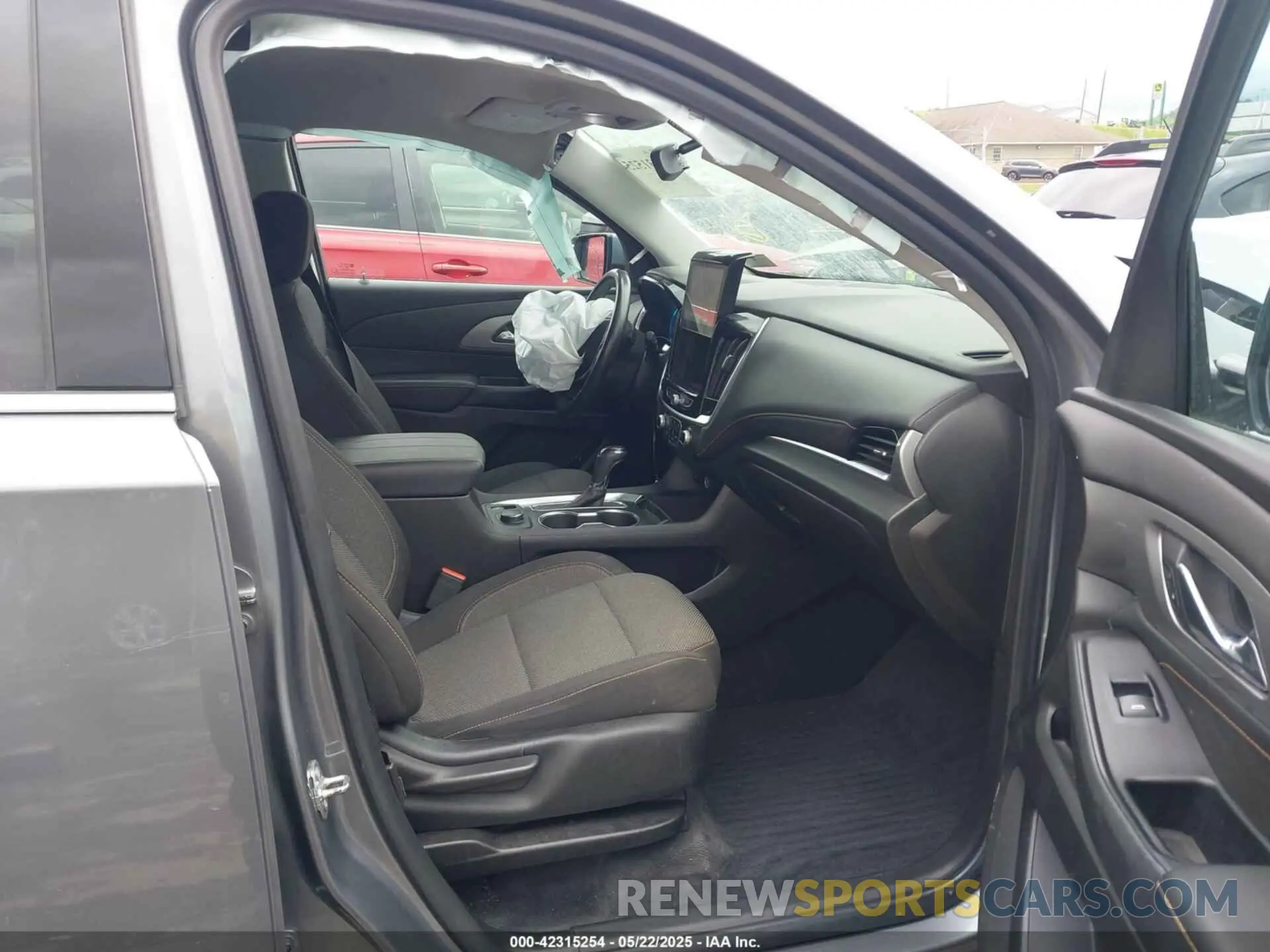 5 Photograph of a damaged car 1GNEVGKW3KJ283130 CHEVROLET TRAVERSE 2019