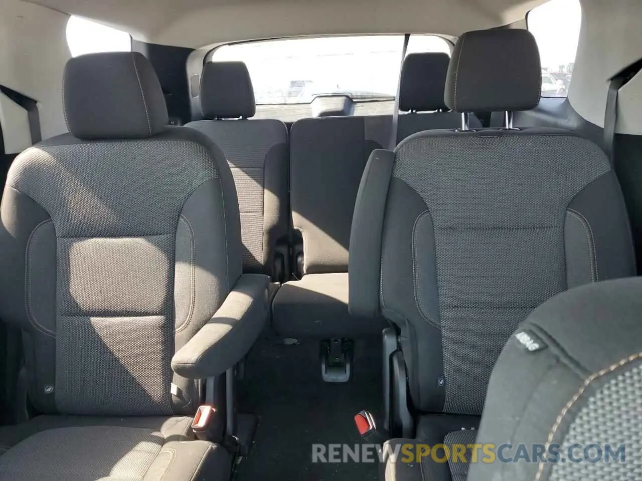 10 Photograph of a damaged car 1GNEVGKW5KJ315852 CHEVROLET TRAVERSE 2019