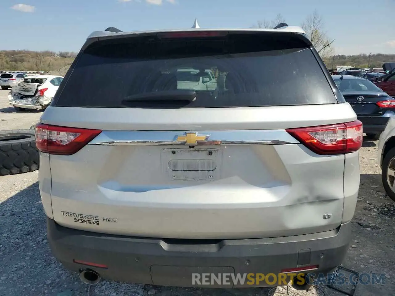 6 Photograph of a damaged car 1GNEVGKW5KJ315852 CHEVROLET TRAVERSE 2019