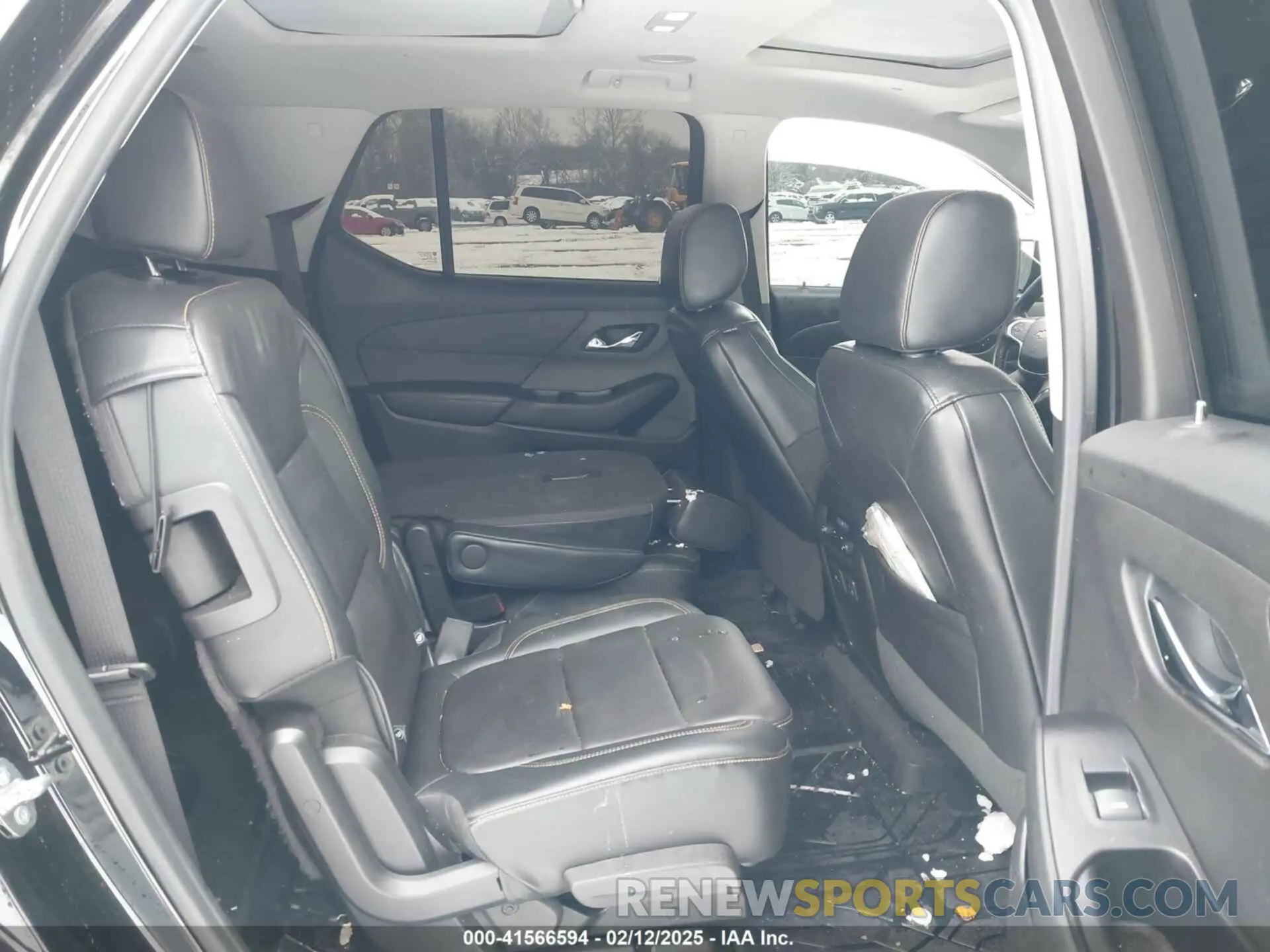 8 Photograph of a damaged car 1GNEVHKW0KJ118478 CHEVROLET TRAVERSE 2019