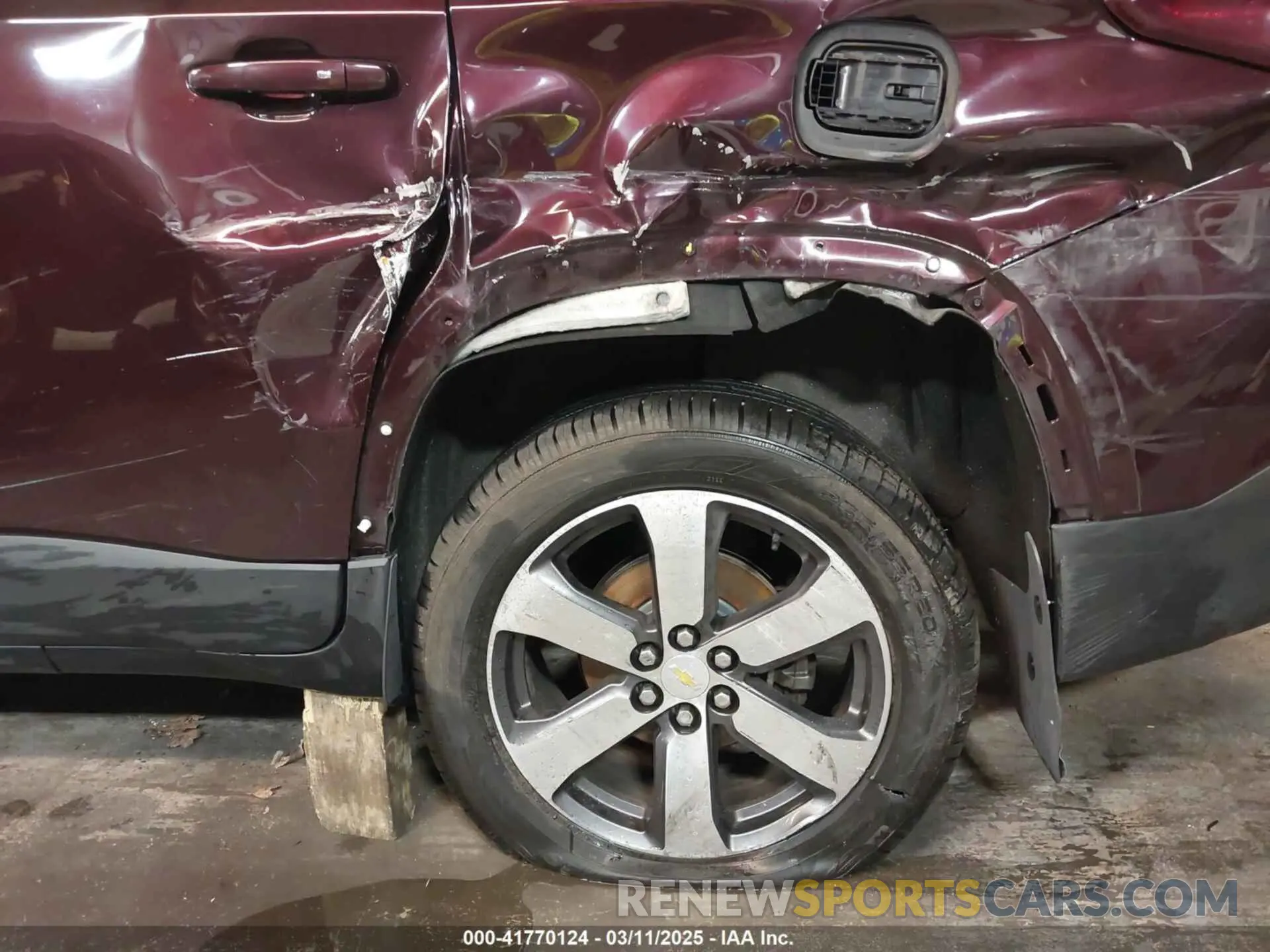19 Photograph of a damaged car 1GNEVHKW1KJ192850 CHEVROLET TRAVERSE 2019