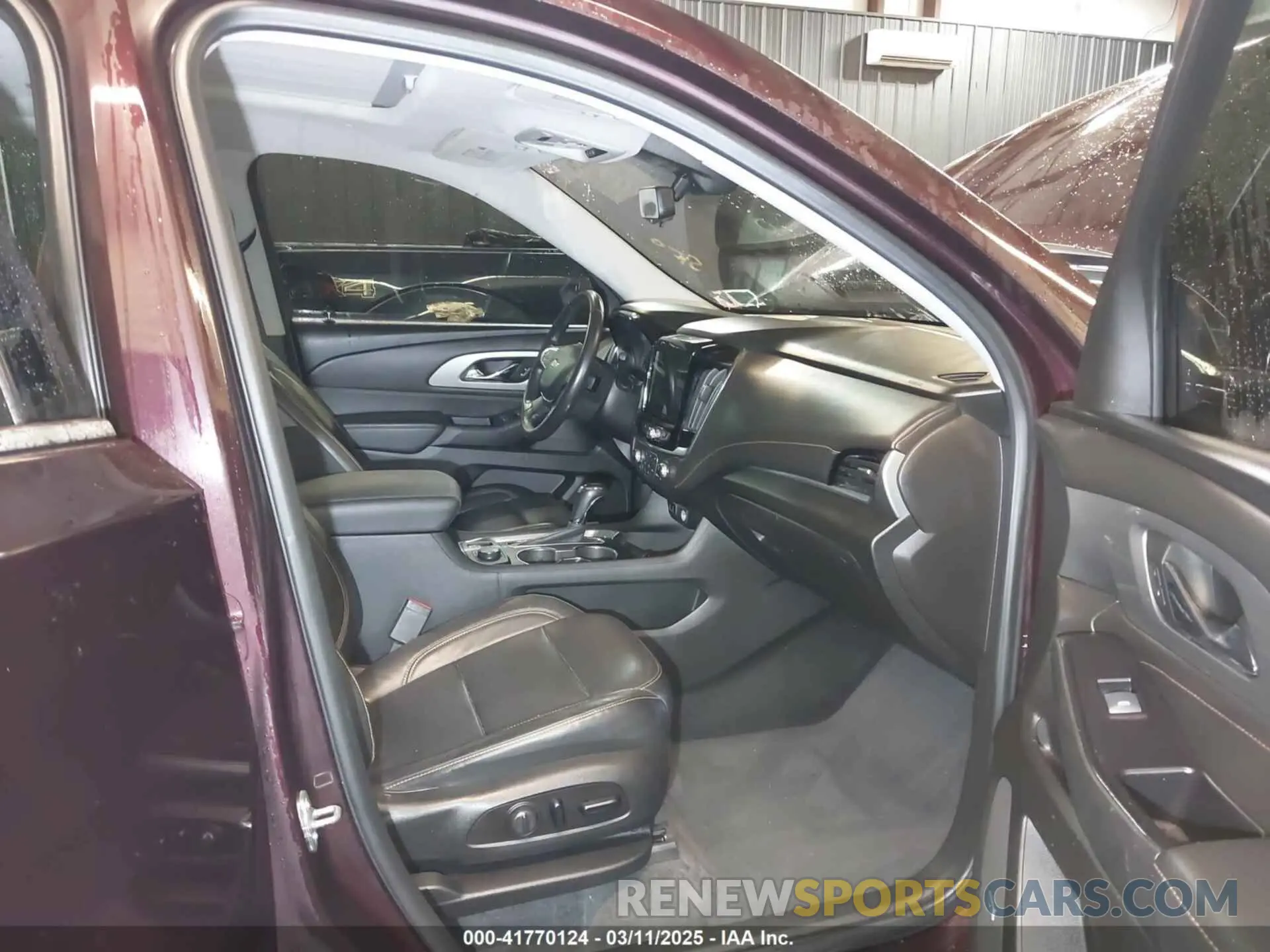 5 Photograph of a damaged car 1GNEVHKW1KJ192850 CHEVROLET TRAVERSE 2019