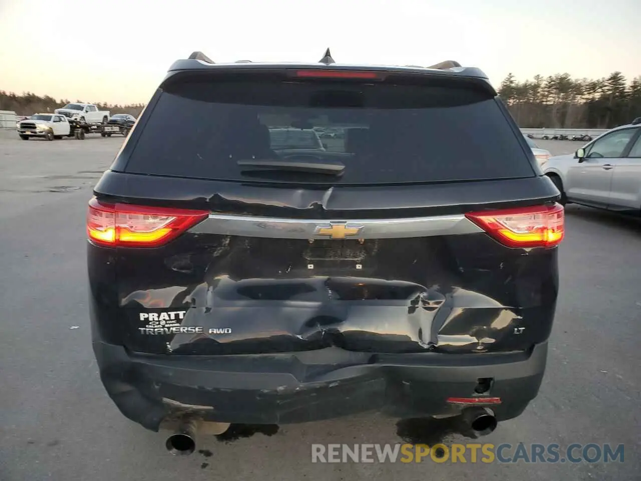 6 Photograph of a damaged car 1GNEVHKW1KJ211865 CHEVROLET TRAVERSE 2019