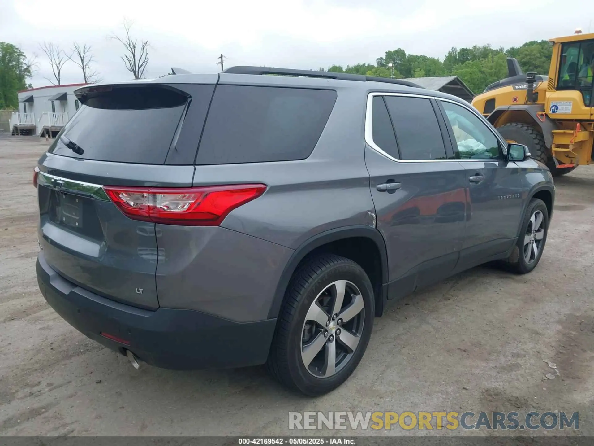 4 Photograph of a damaged car 1GNEVHKW2KJ141731 CHEVROLET TRAVERSE 2019