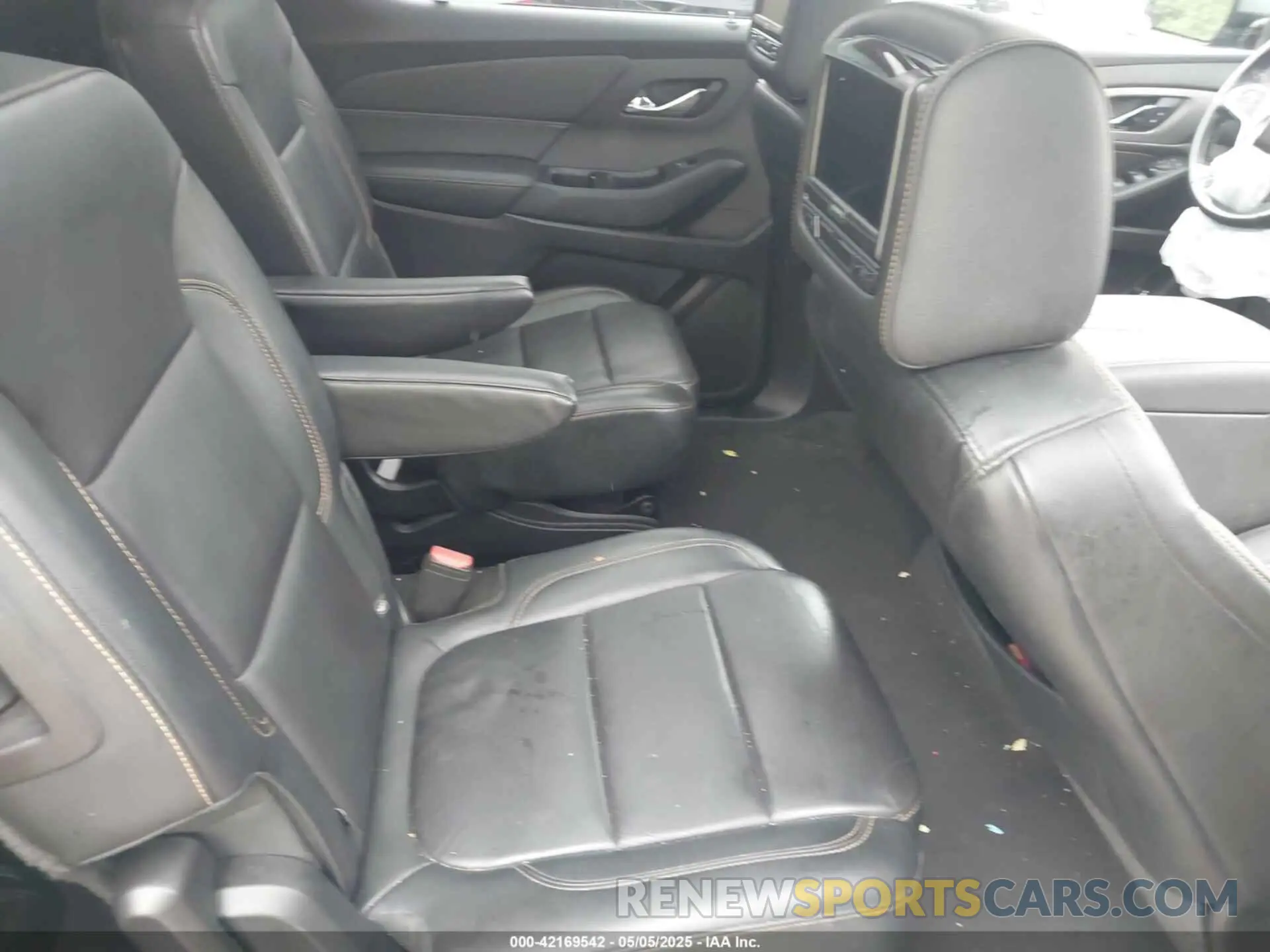 8 Photograph of a damaged car 1GNEVHKW2KJ141731 CHEVROLET TRAVERSE 2019