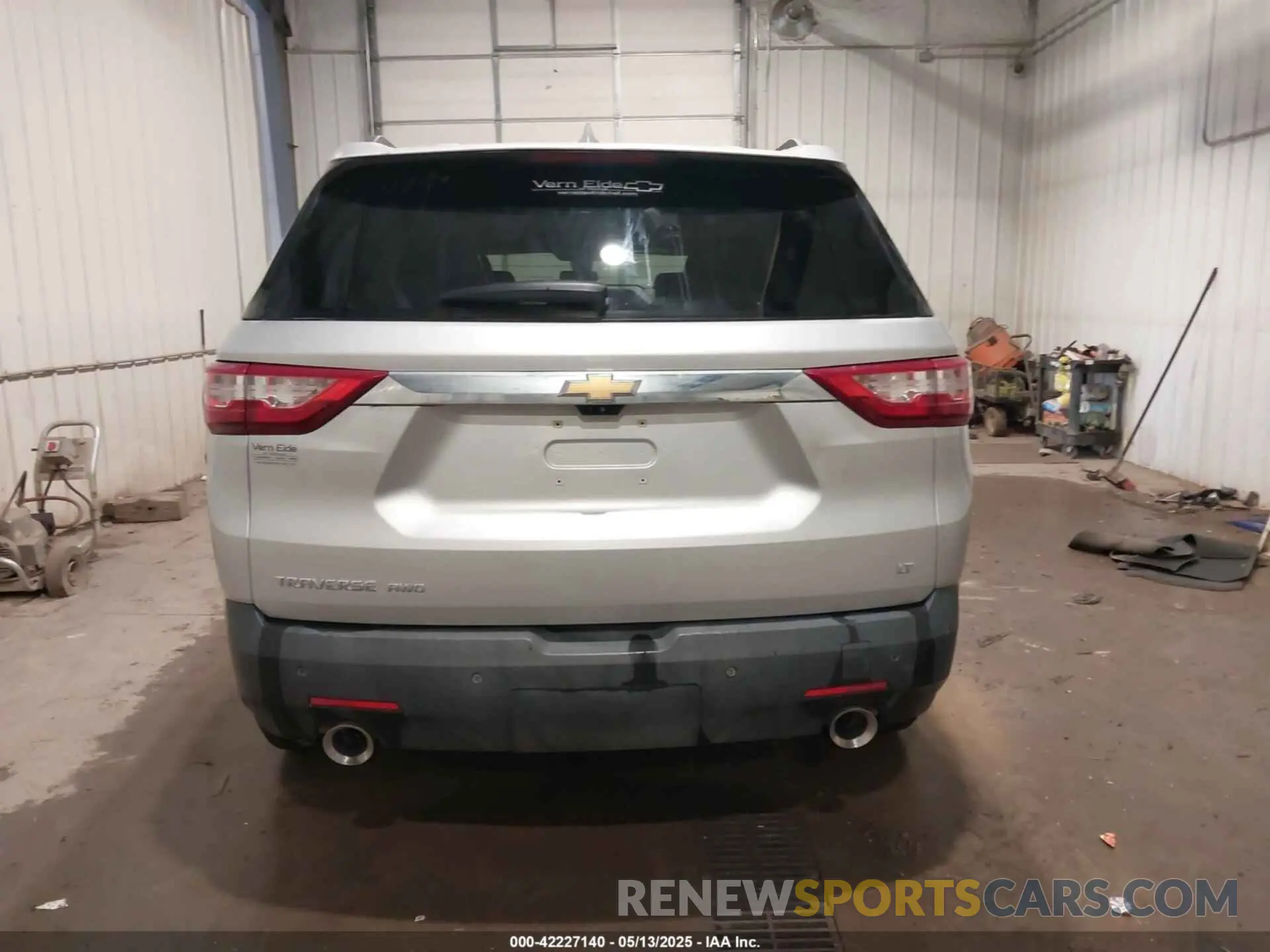 16 Photograph of a damaged car 1GNEVHKW2KJ172395 CHEVROLET TRAVERSE 2019