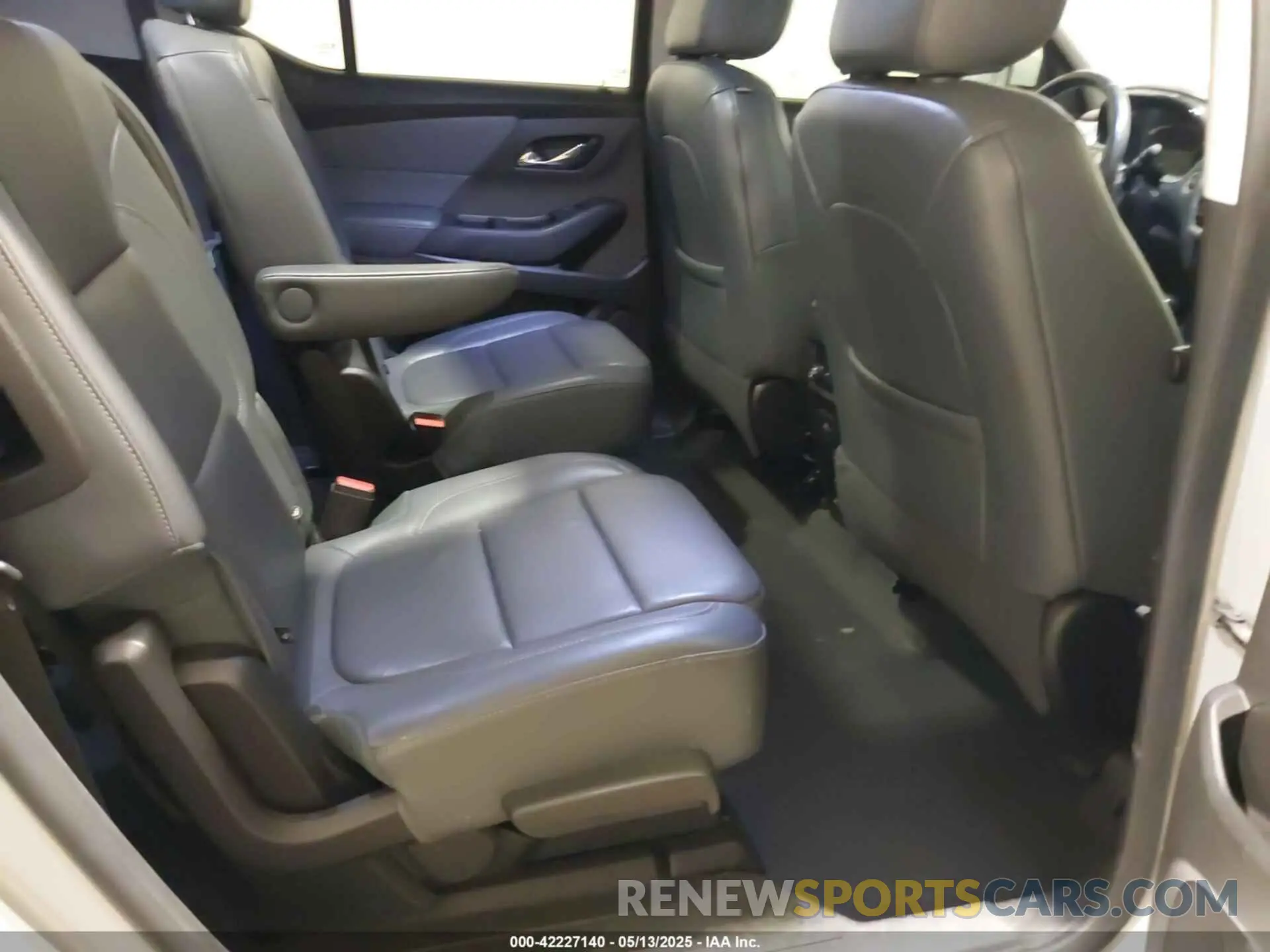 8 Photograph of a damaged car 1GNEVHKW2KJ172395 CHEVROLET TRAVERSE 2019