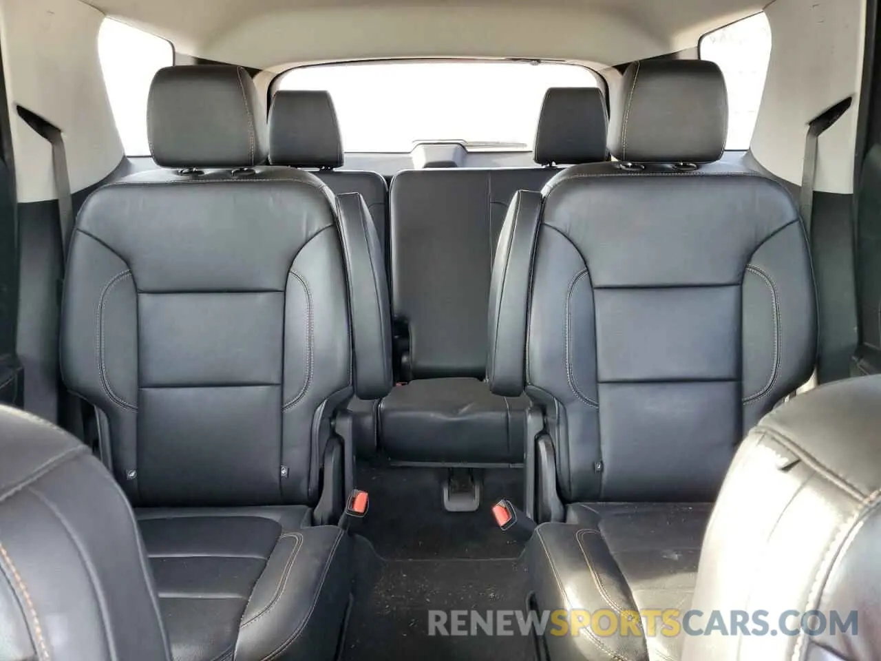10 Photograph of a damaged car 1GNEVHKW2KJ189004 CHEVROLET TRAVERSE 2019