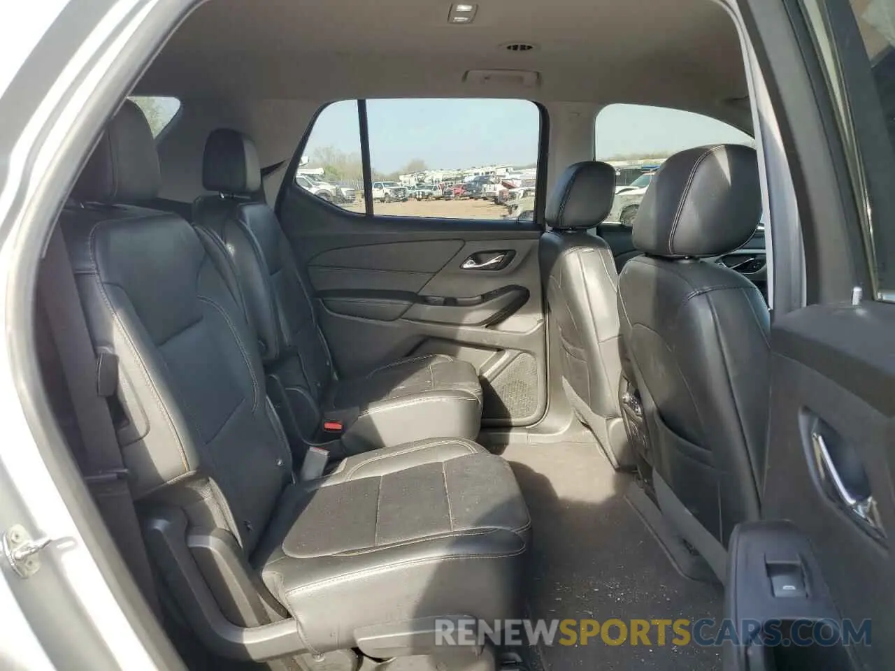 11 Photograph of a damaged car 1GNEVHKW2KJ189004 CHEVROLET TRAVERSE 2019