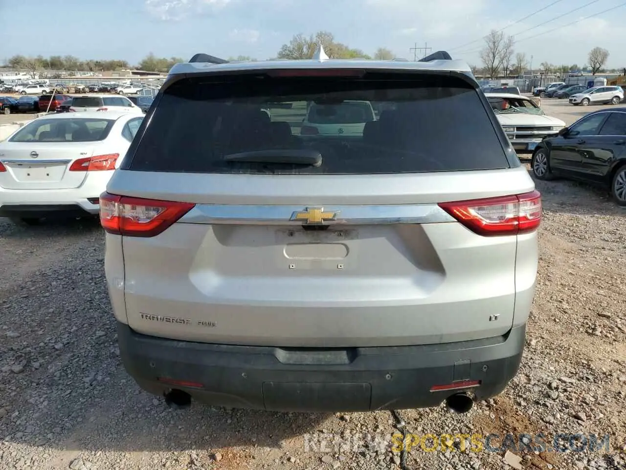 6 Photograph of a damaged car 1GNEVHKW2KJ189004 CHEVROLET TRAVERSE 2019