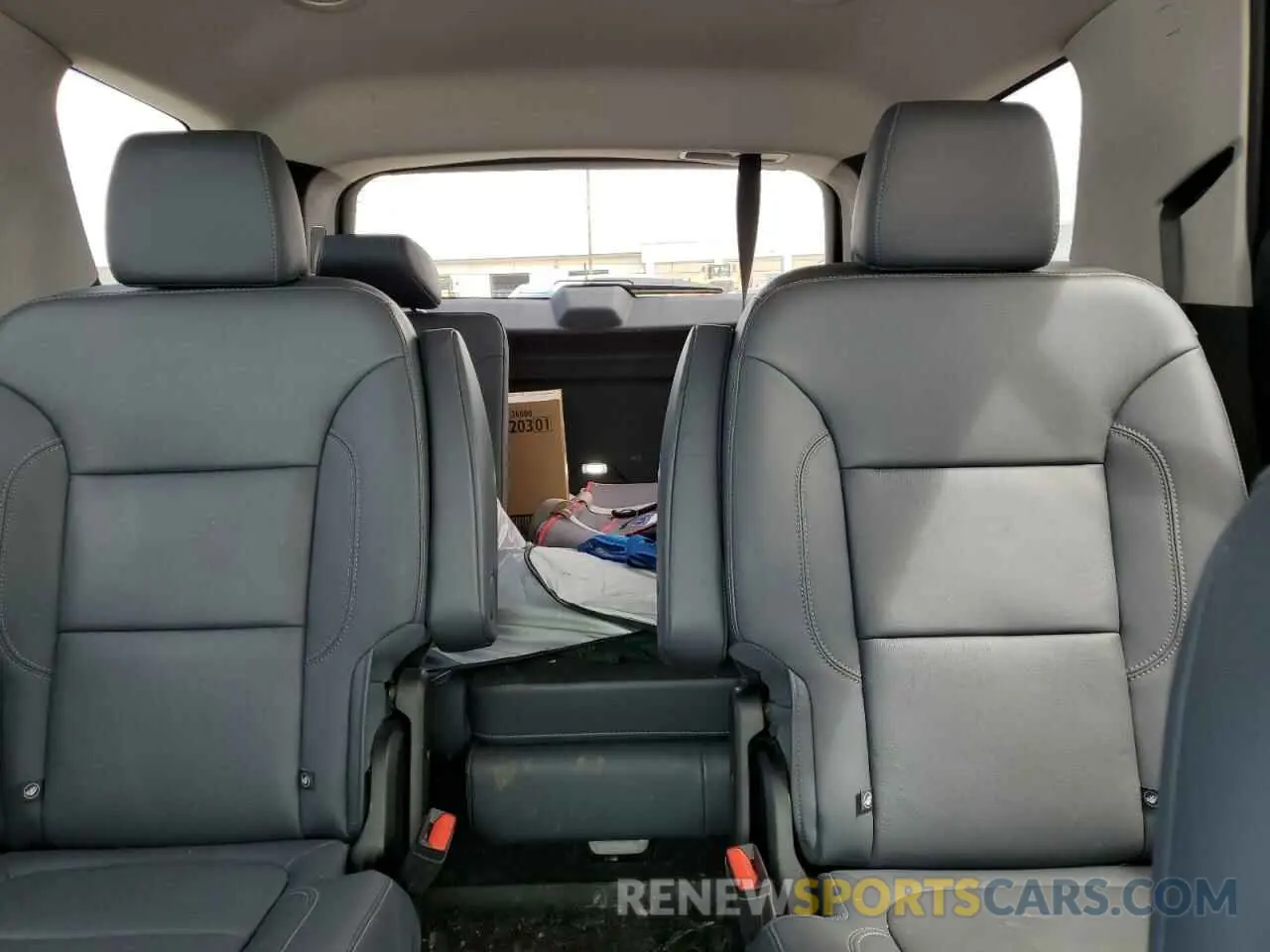 10 Photograph of a damaged car 1GNEVHKW2KJ287725 CHEVROLET TRAVERSE 2019