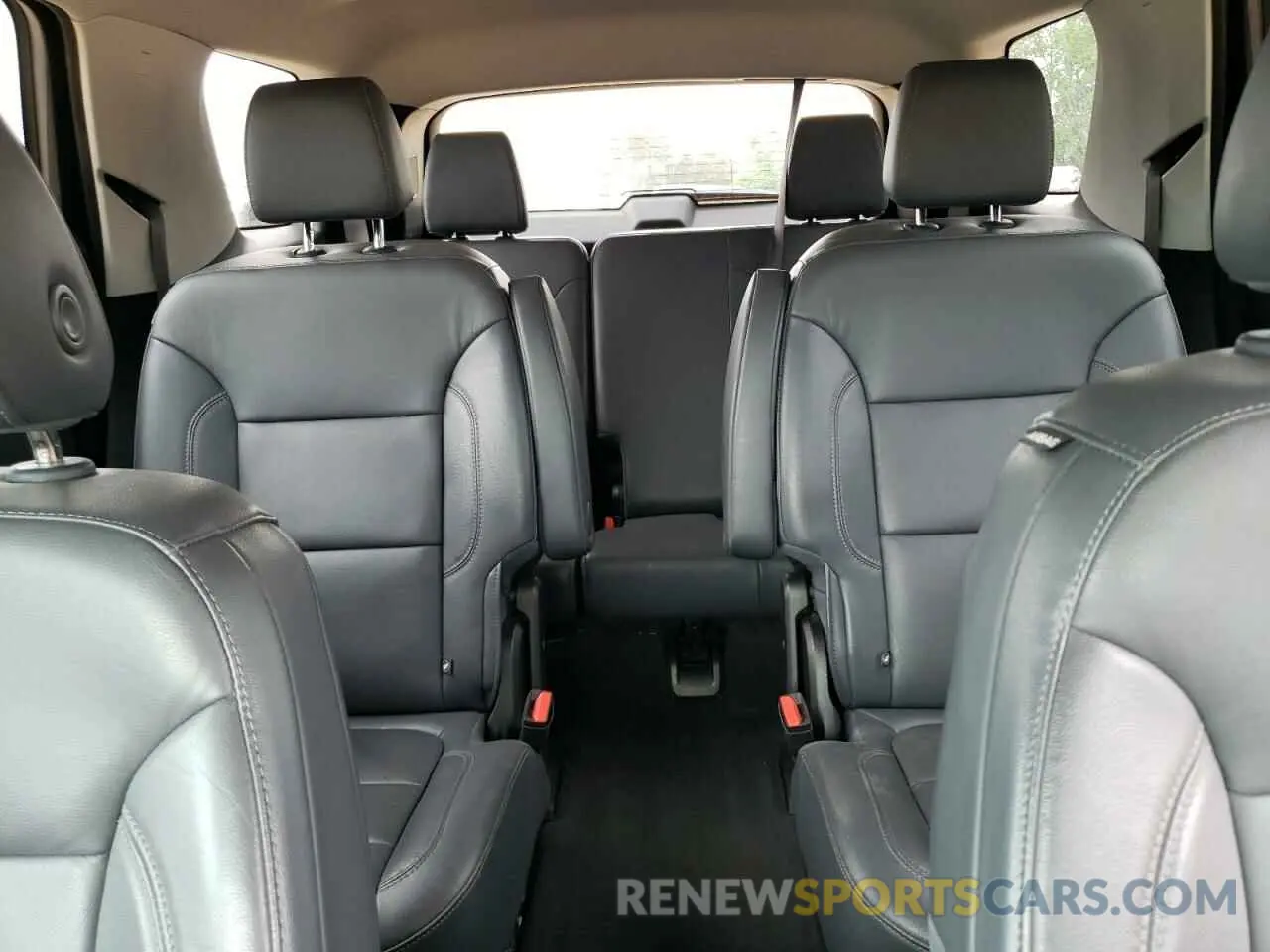 10 Photograph of a damaged car 1GNEVHKW3KJ118412 CHEVROLET TRAVERSE 2019