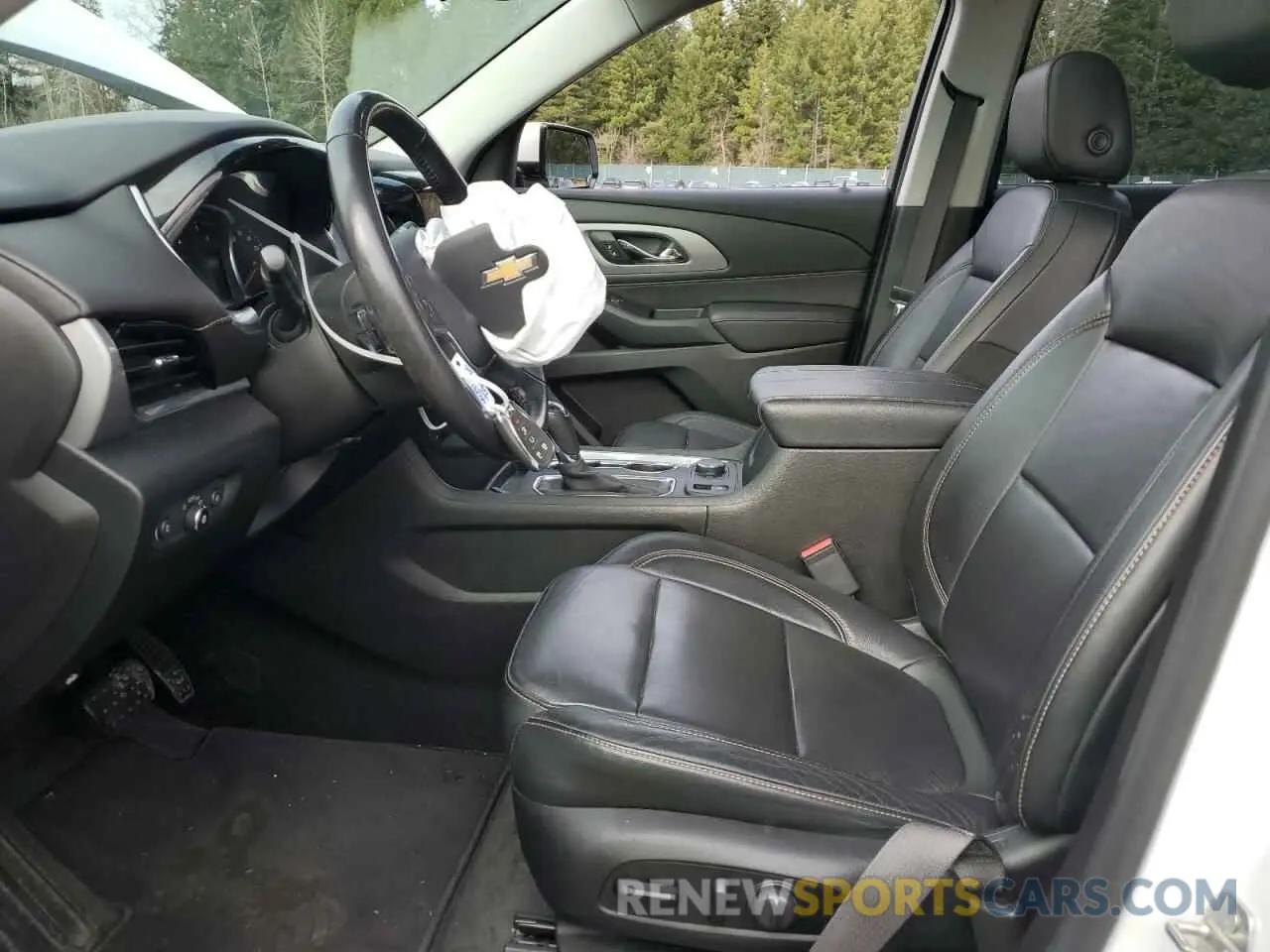 7 Photograph of a damaged car 1GNEVHKW5KJ297715 CHEVROLET TRAVERSE 2019