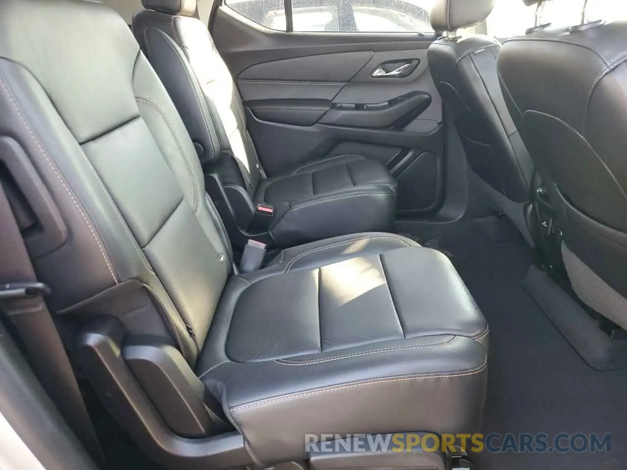 11 Photograph of a damaged car 1GNEVHKW6KJ139481 CHEVROLET TRAVERSE 2019
