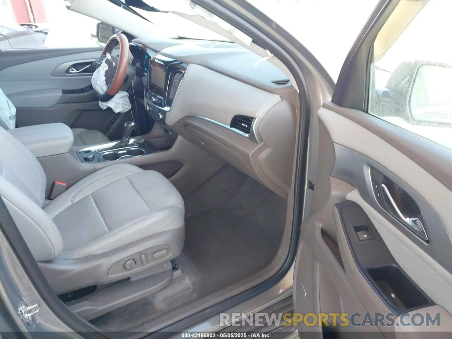 5 Photograph of a damaged car 1GNEVHKW6KJ209643 CHEVROLET TRAVERSE 2019