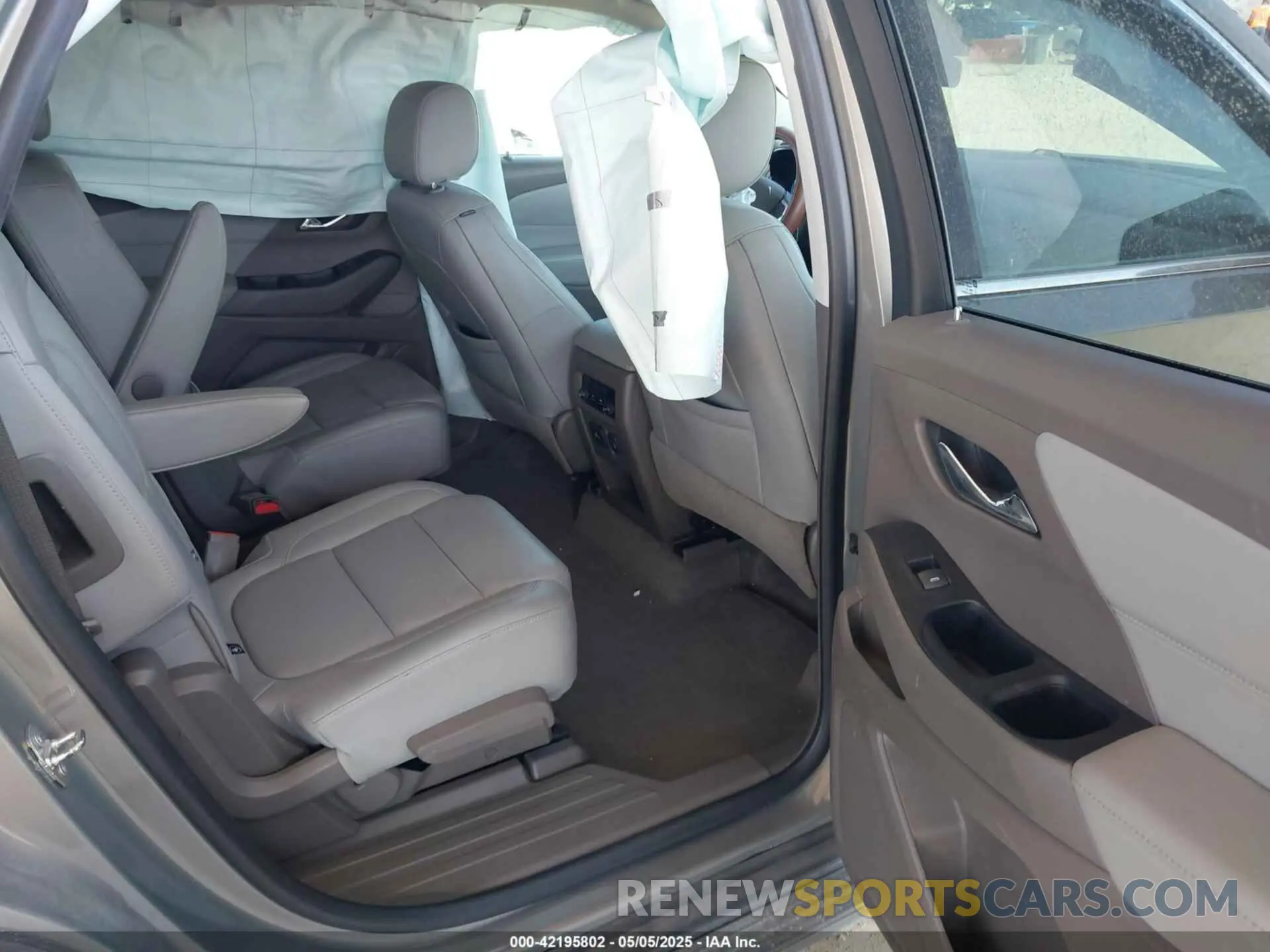 8 Photograph of a damaged car 1GNEVHKW6KJ209643 CHEVROLET TRAVERSE 2019
