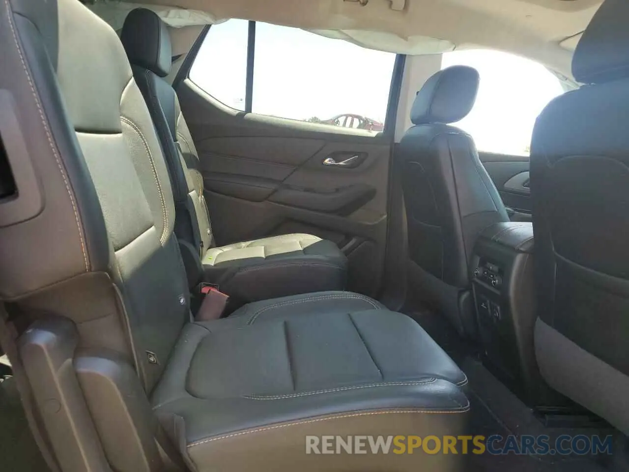 11 Photograph of a damaged car 1GNEVHKW7KJ164082 CHEVROLET TRAVERSE 2019