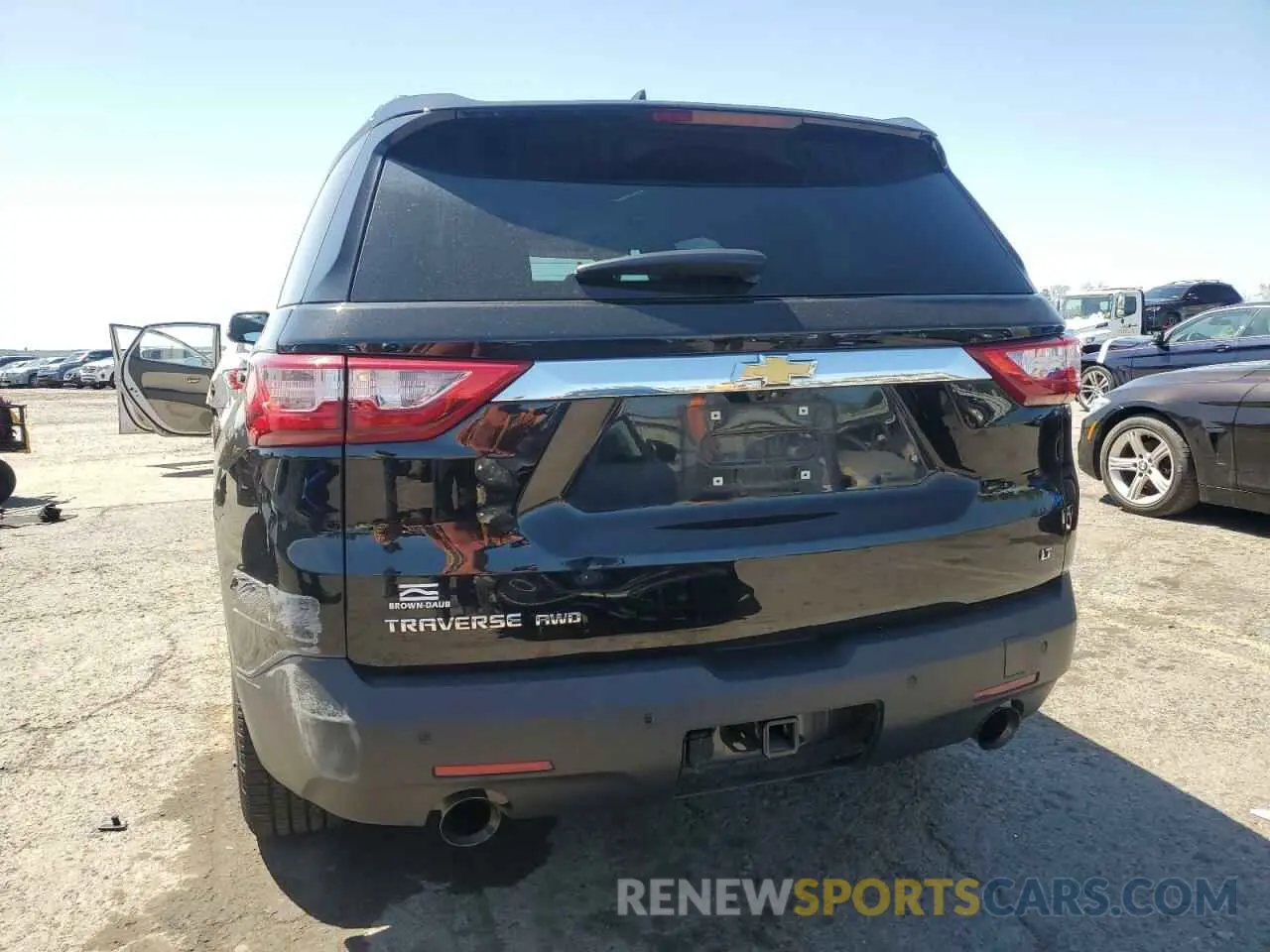 6 Photograph of a damaged car 1GNEVHKW7KJ164082 CHEVROLET TRAVERSE 2019